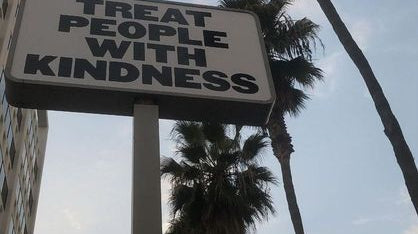 Vintage Mode - Geschichte und Nachhaltigkeit: Ein Foto von einem Kleidungsstück aus den 60er Jahren, das auf einem rustikalen Holztisch liegt. Das Kleidungsstück ist in leuchtenden Farben gehalten und vermittelt den Charme vergangener Zeiten.