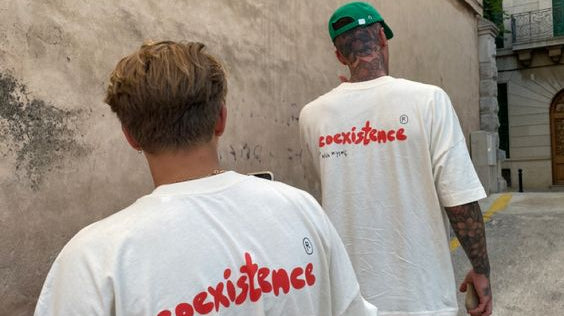 Unser Vintage-Shop wird von einem engagierten und erfahrenen Team geleitet, das mit Leidenschaft und Kreativität die einzigartige Auswahl an Vintage-Kleidung und Accessoires kuratiert.