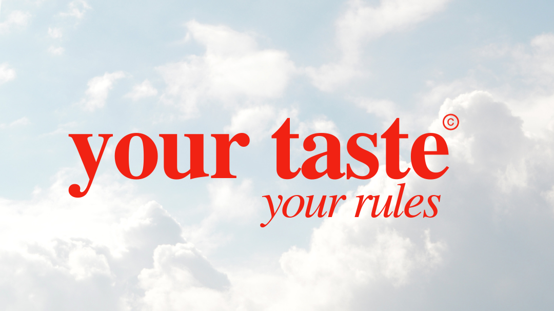 Modisch gekleidete Person mit Streetwear-Look in mehreren geschichteten Outfits für jede Jahreszeit. Kreative Streetwear-Layering-Ideen für Herbst, Winter und mehr.