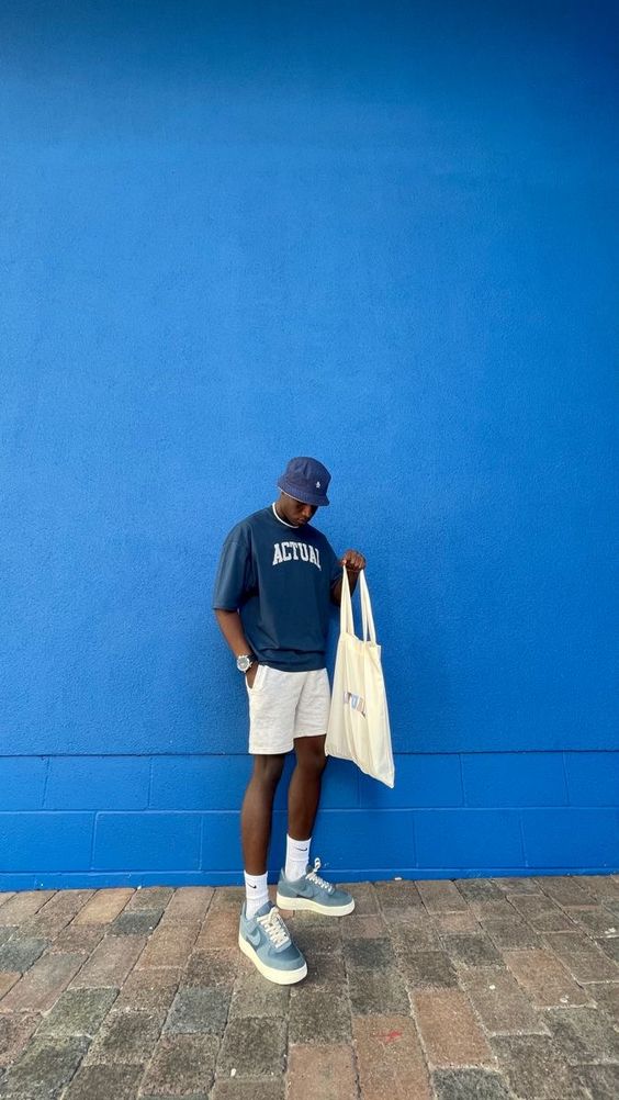 Ein Mann mit einem perfekten Vintage Outfit. Dazu passende Schuhe, einen Hut und ein Vintage T-Shirt aus unserem Shop.