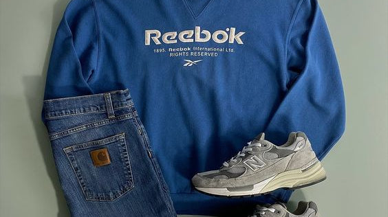 Verleihen Sie Ihrem Outfit einen Hauch von Retro mit Vintage-Accessoires wie Tüchern oder Taschen. Passen Sie Ihr Vintage-Kleidungsstück an Ihre Größe an, um es zu modernisieren und Ihren Körper besser zu betonen.