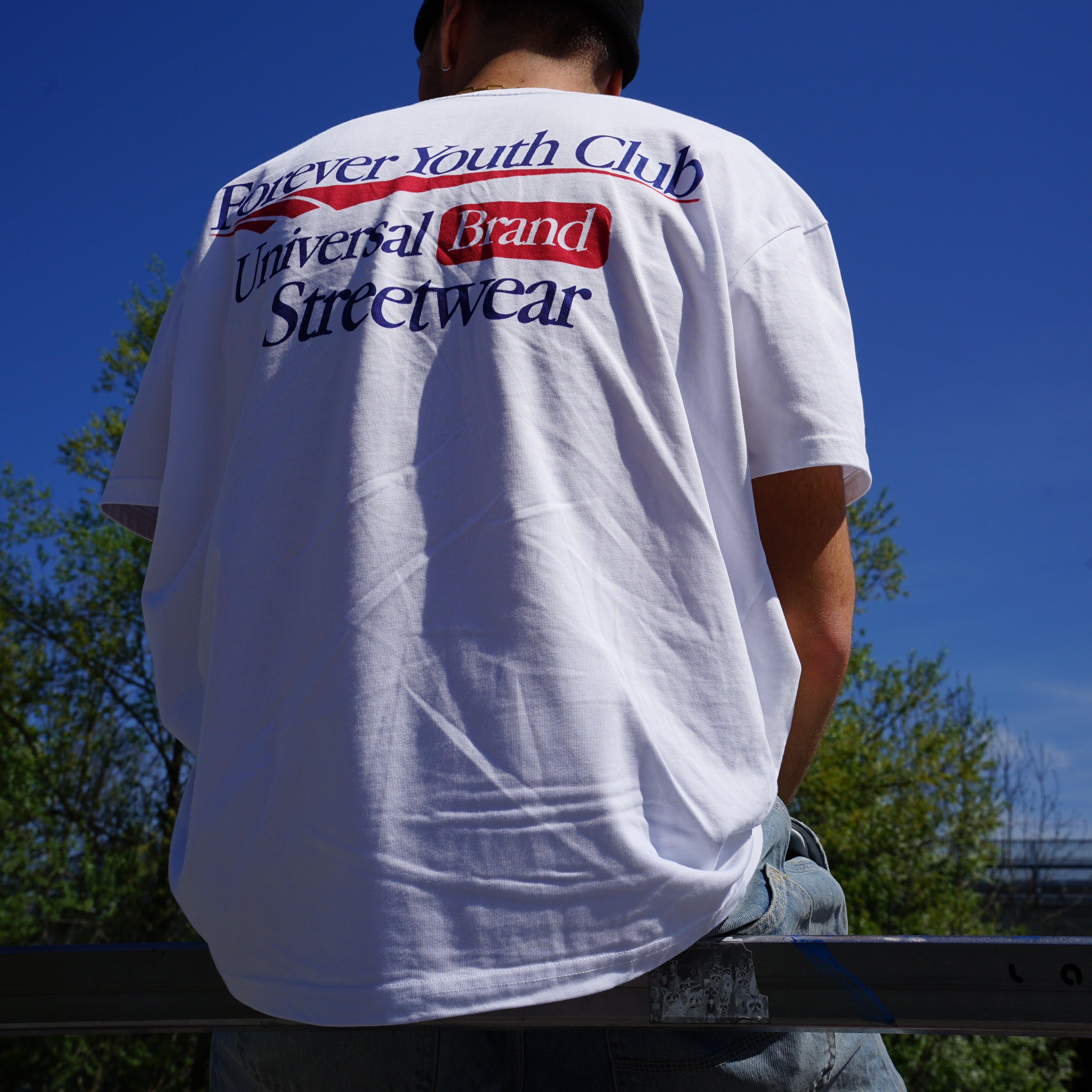 Kaufe deine Vintage und Streetwear Mode bei TASTECLOTHING. Deine Streetwear und Vintage Klamotten, bei uns erhältlich. Wie zum Beispiel YOUTH CLUB Oversized Streetwear T-Shirt Baumwolle T-Shirt .