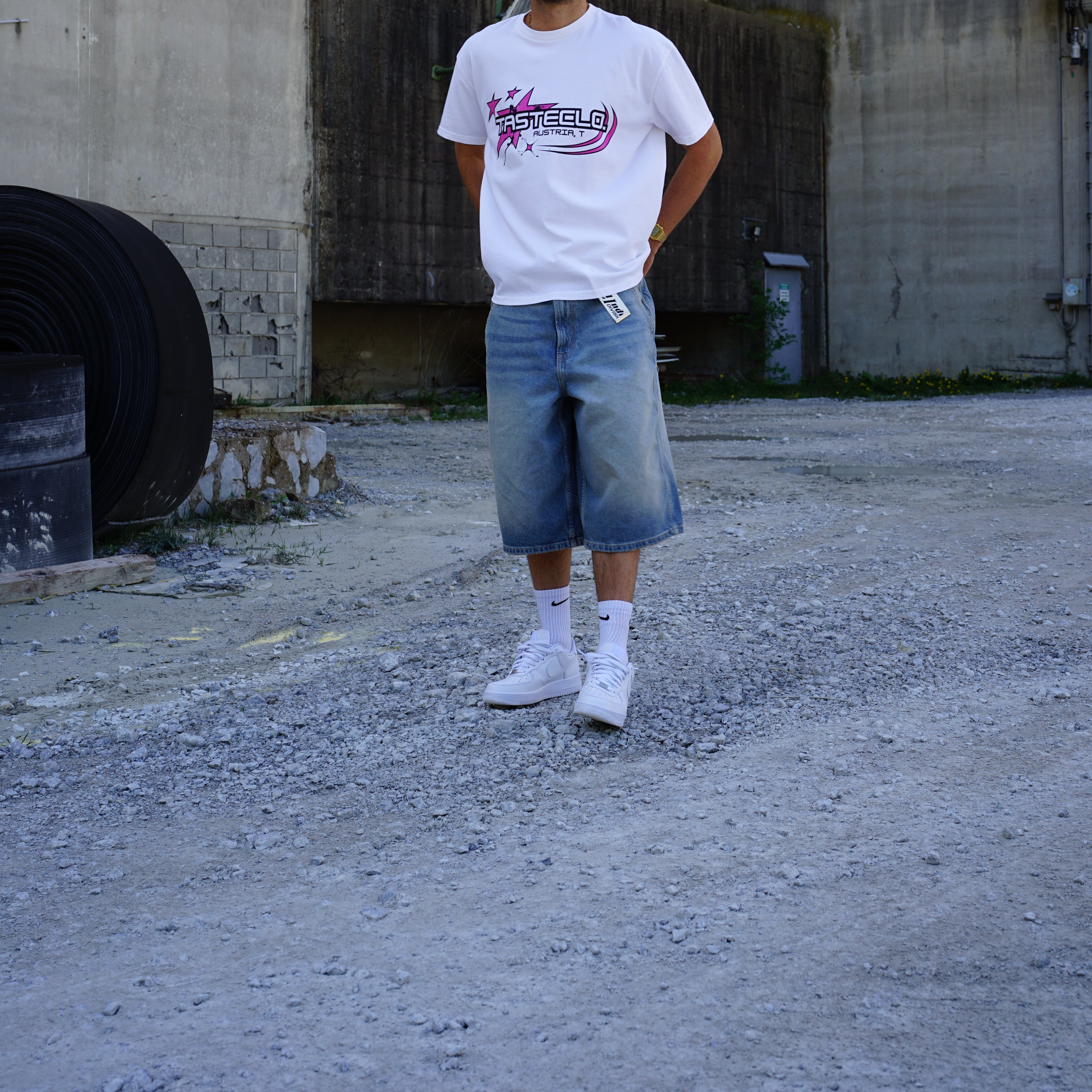 Kaufe deine Vintage und Streetwear Mode bei TASTECLOTHING. Deine Streetwear und Vintage Klamotten, bei uns erhältlich. Wie zum Beispiel Y2K Brand Streetwear Oversized T-Shirt T-Shirt .