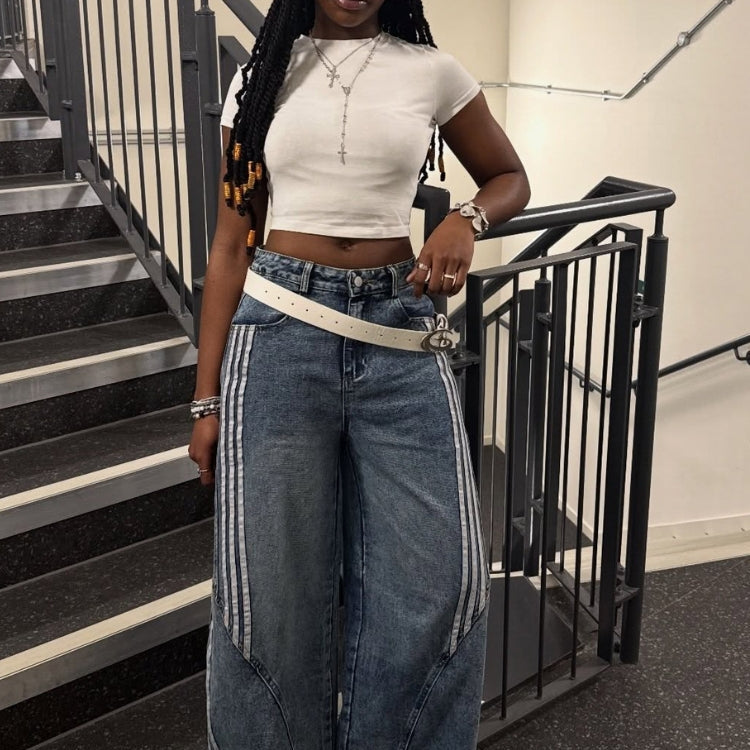 Barrel Jeans SLASH Blau am Model, ganzer Look
