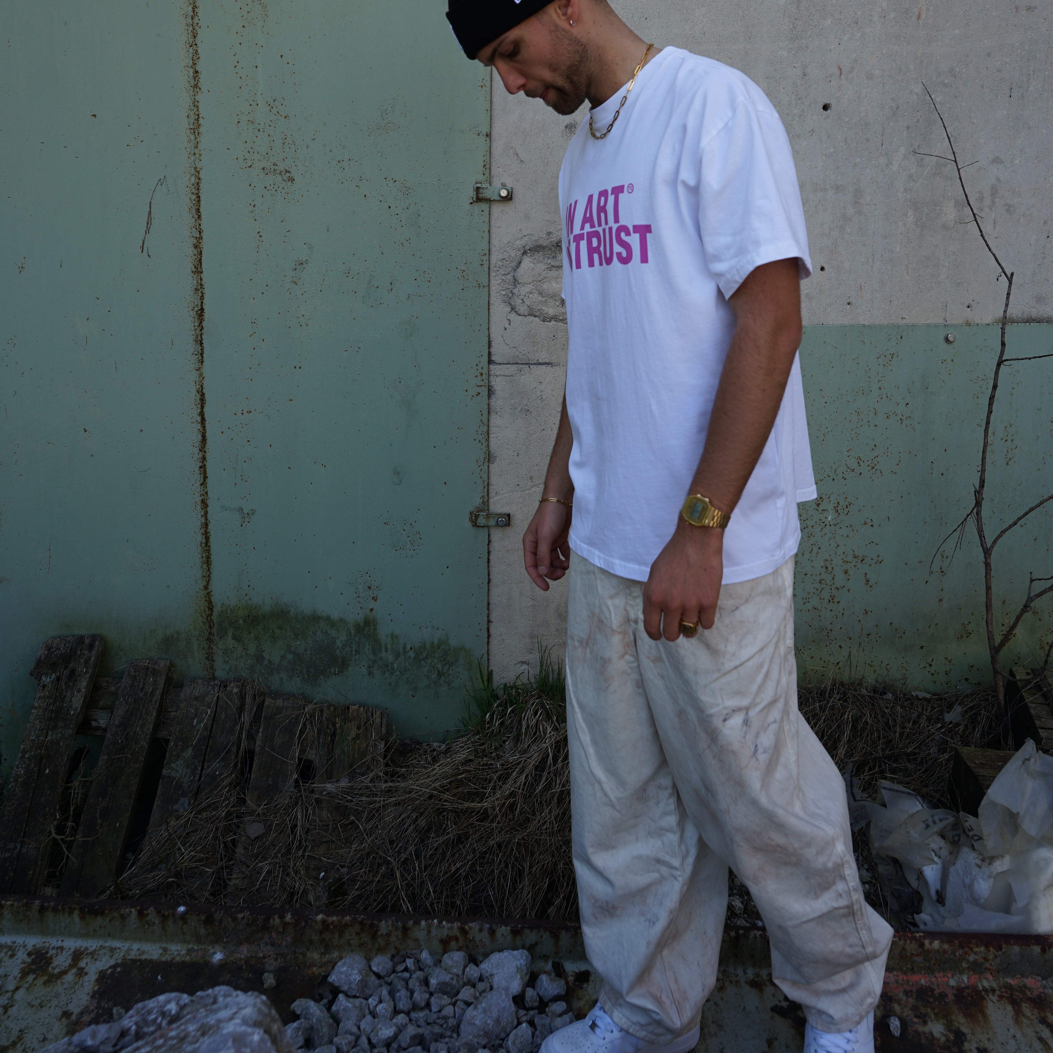 Kaufe deine Vintage und Streetwear Mode bei TASTECLOTHING. Deine Streetwear und Vintage Klamotten, bei uns erhältlich. Wie zum Beispiel IN ART WE TRUST Oversized Shirt Weiß T-Shirt .