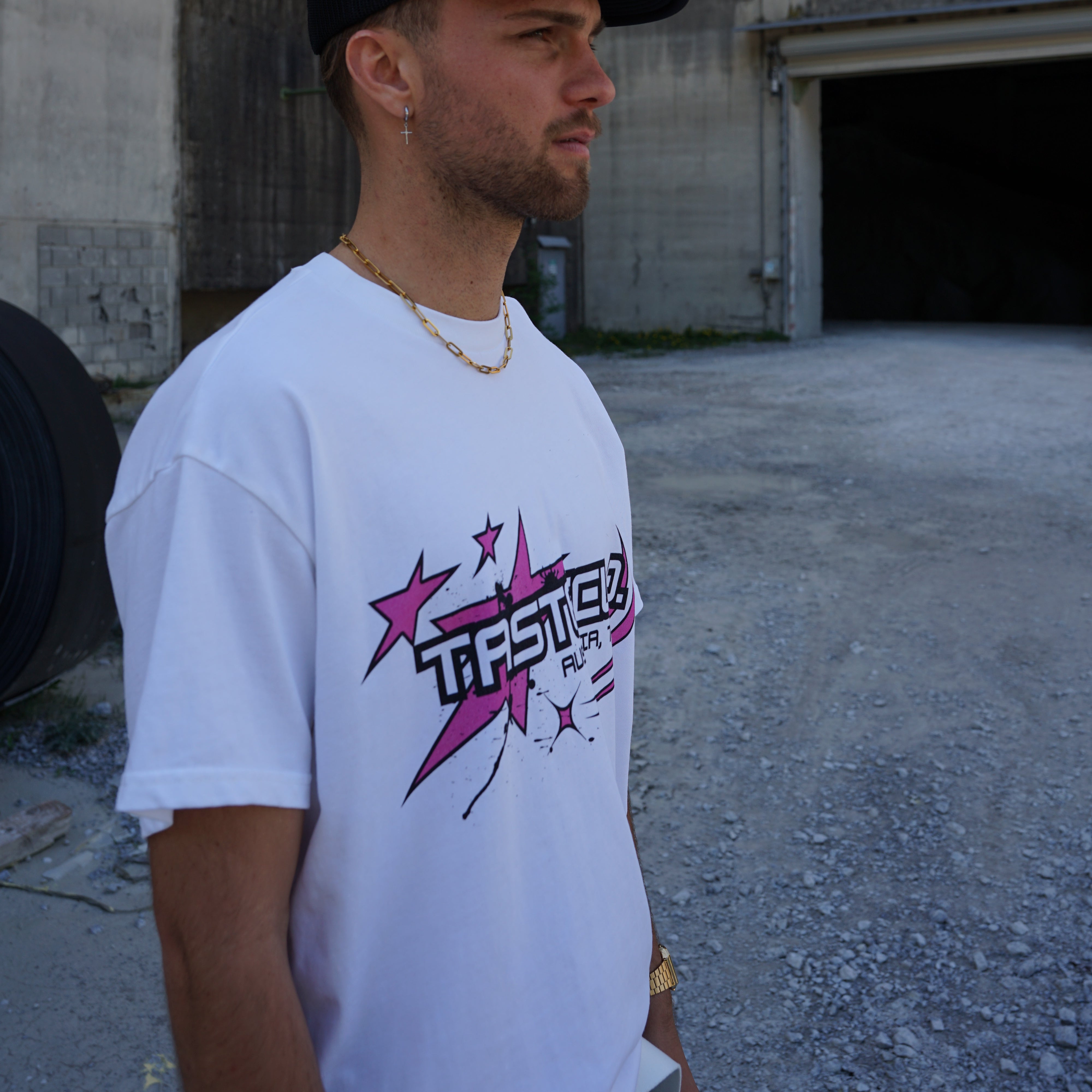 Kaufe deine Vintage und Streetwear Mode bei TASTECLOTHING. Deine Streetwear und Vintage Klamotten, bei uns erhältlich. Wie zum Beispiel Y2K Brand Streetwear Oversized T-Shirt T-Shirt .