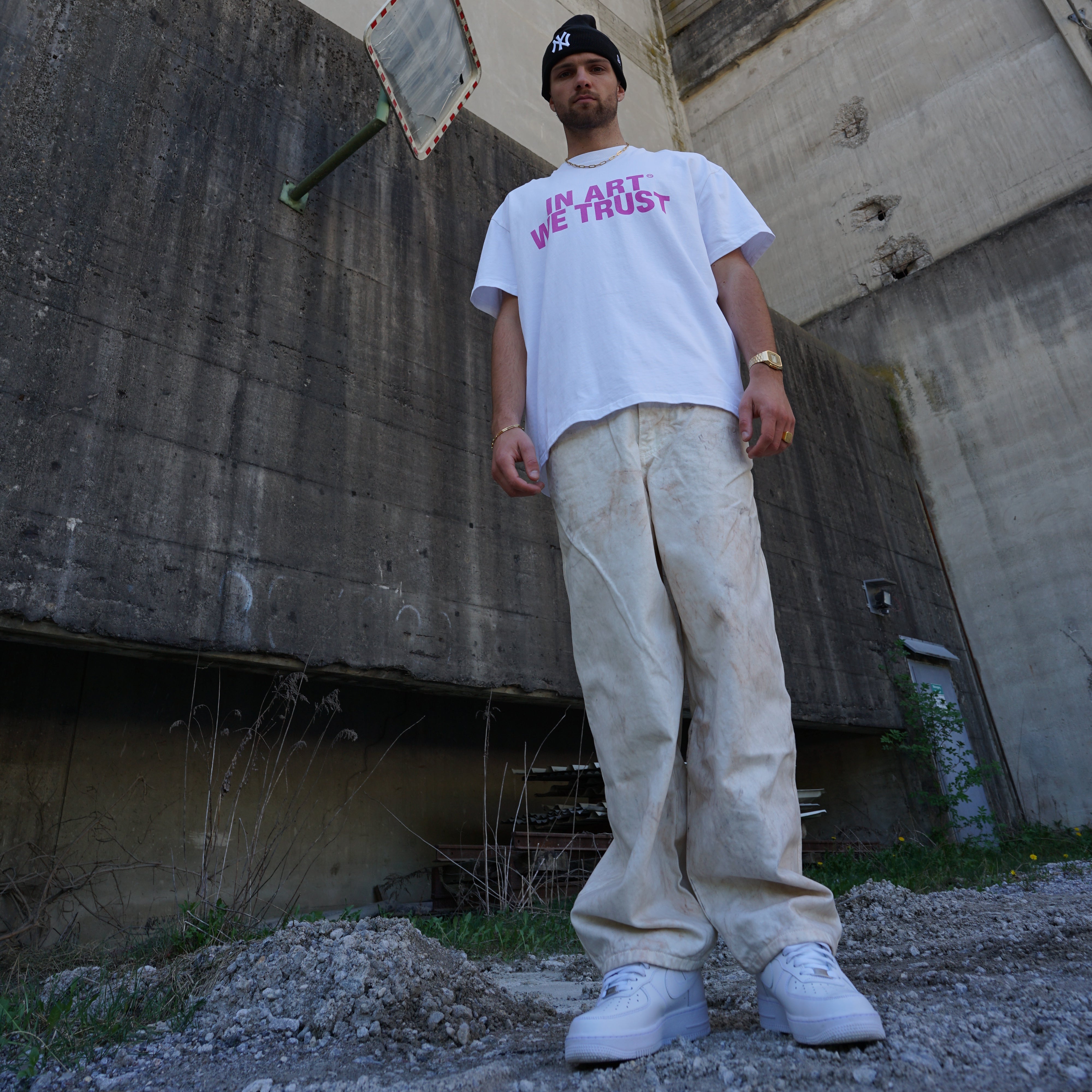 Kaufe deine Vintage und Streetwear Mode bei TASTECLOTHING. Deine Streetwear und Vintage Klamotten, bei uns erhältlich. Wie zum Beispiel IN ART WE TRUST Oversized Shirt Weiß T-Shirt .