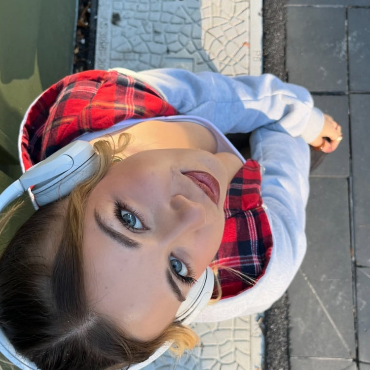 Zip Hoodie FLIPSIDE Grau Rot am Model, Karoseite mit Kapuze
