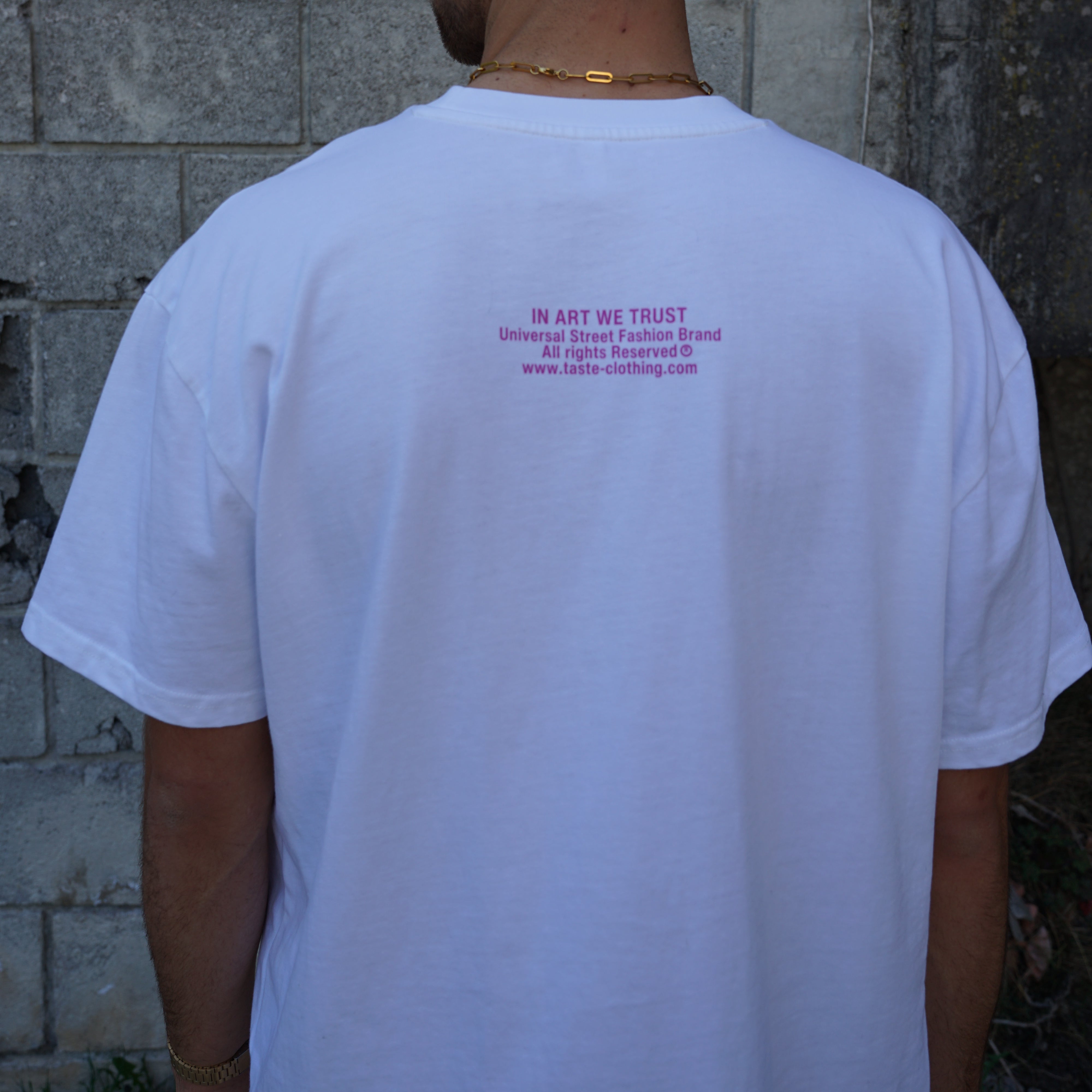 Kaufe deine Vintage und Streetwear Mode bei TASTECLOTHING. Deine Streetwear und Vintage Klamotten, bei uns erhältlich. Wie zum Beispiel IN ART WE TRUST Oversized Shirt Weiß T-Shirt .