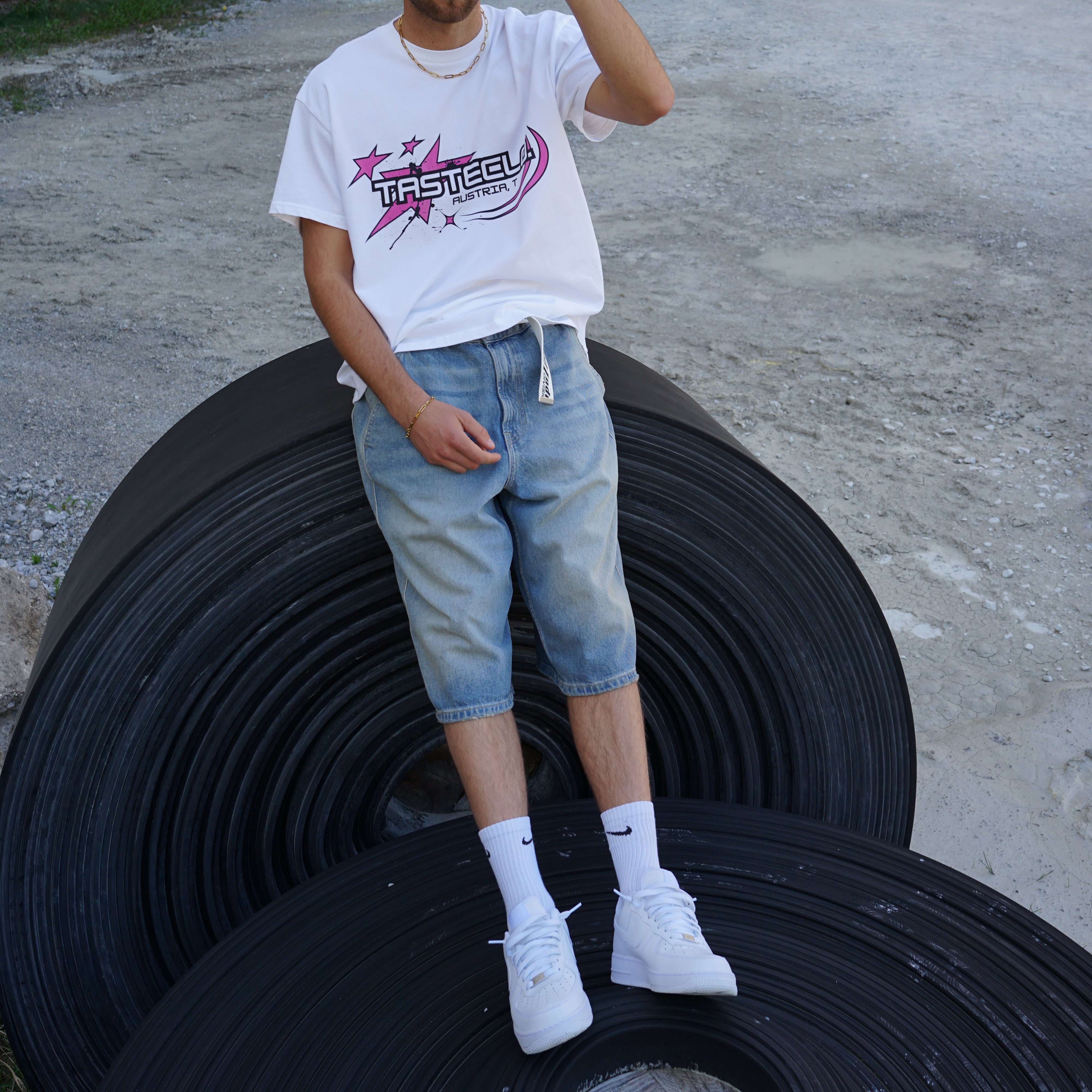 Kaufe deine Vintage und Streetwear Mode bei TASTECLOTHING. Deine Streetwear und Vintage Klamotten, bei uns erhältlich. Wie zum Beispiel Y2K Brand Streetwear Oversized T-Shirt T-Shirt .