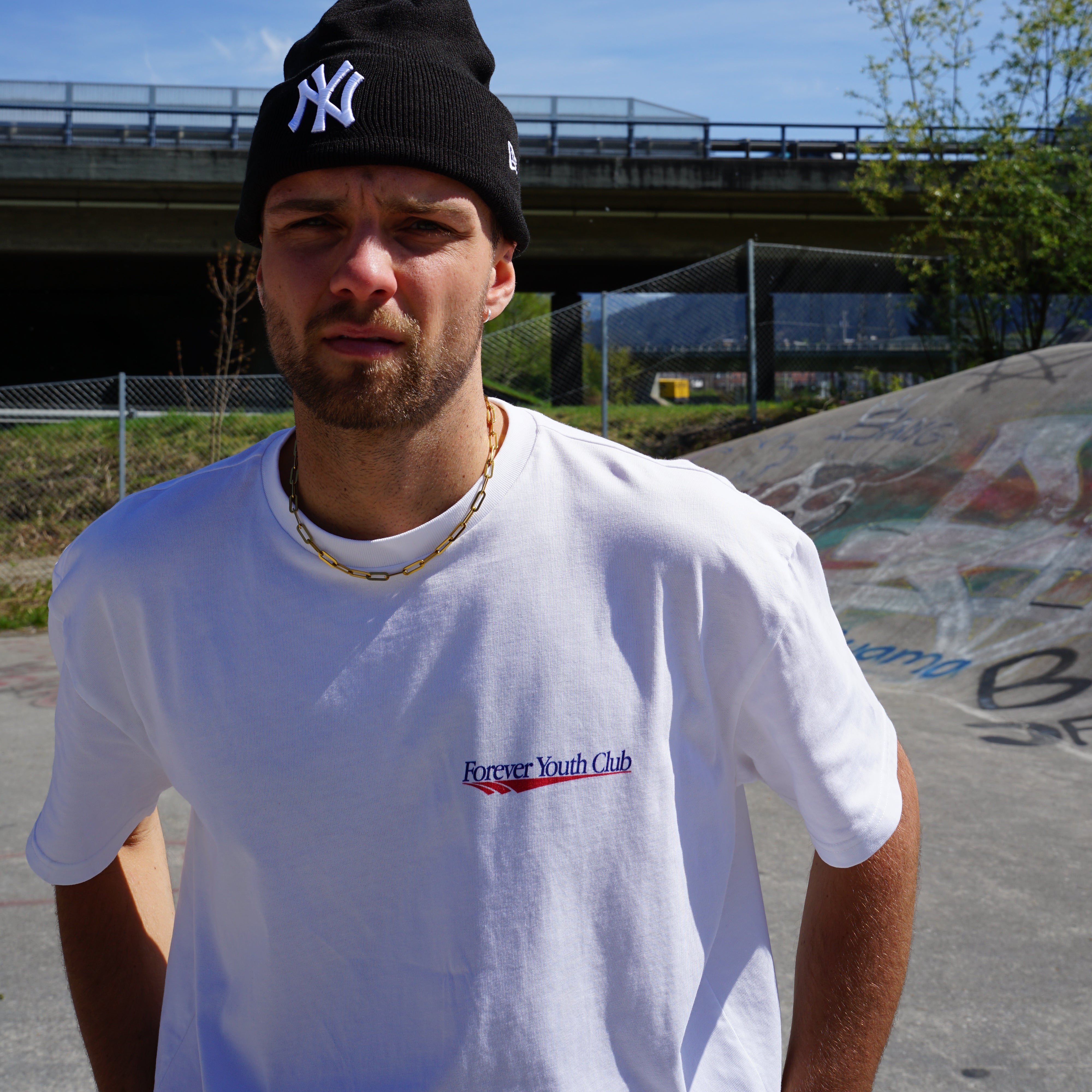 Kaufe deine Vintage und Streetwear Mode bei TASTECLOTHING. Deine Streetwear und Vintage Klamotten, bei uns erhältlich. Wie zum Beispiel YOUTH CLUB Oversized Streetwear T-Shirt Baumwolle T-Shirt .