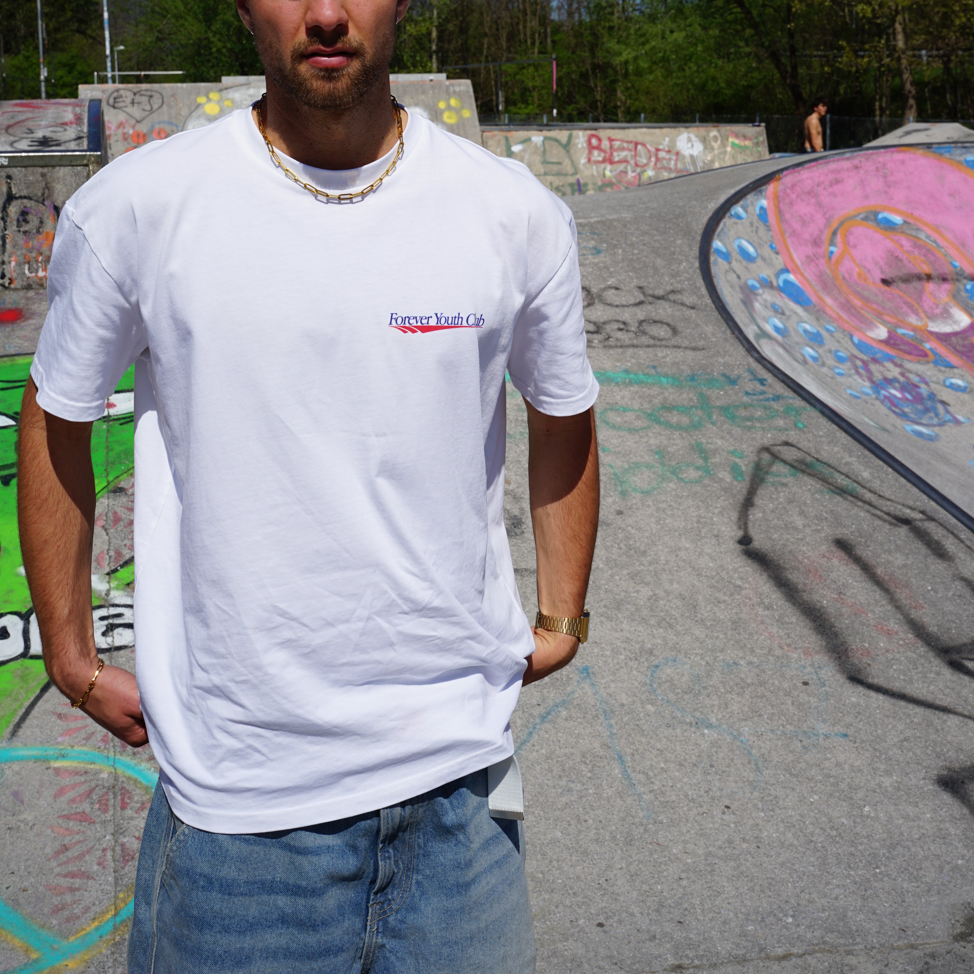 Kaufe deine Vintage und Streetwear Mode bei TASTECLOTHING. Deine Streetwear und Vintage Klamotten, bei uns erhältlich. Wie zum Beispiel YOUTH CLUB Oversized Streetwear T-Shirt Baumwolle T-Shirt .