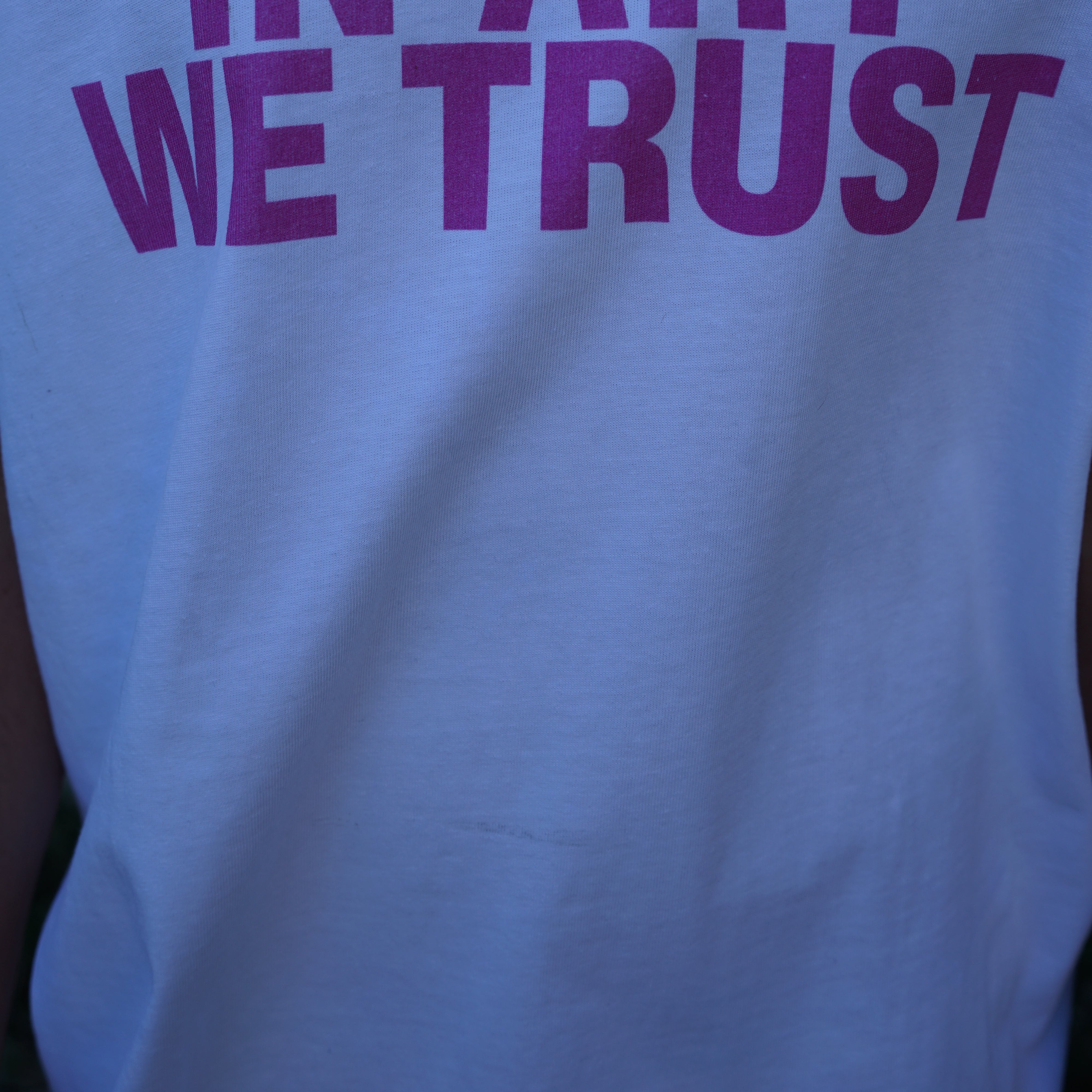 Kaufe deine Vintage und Streetwear Mode bei TASTECLOTHING. Deine Streetwear und Vintage Klamotten, bei uns erhältlich. Wie zum Beispiel IN ART WE TRUST Oversized Shirt Weiß T-Shirt .