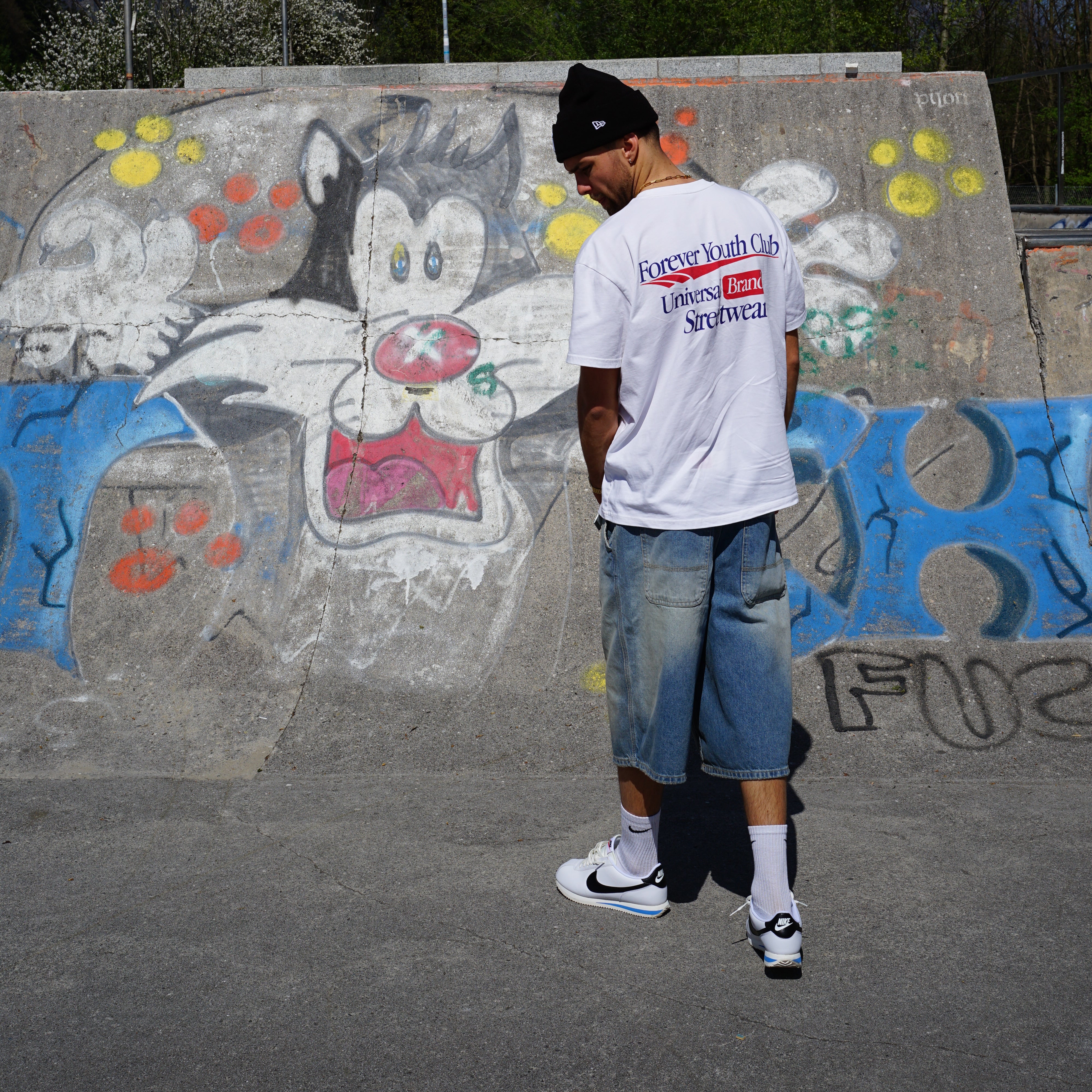 Kaufe deine Vintage und Streetwear Mode bei TASTECLOTHING. Deine Streetwear und Vintage Klamotten, bei uns erhältlich. Wie zum Beispiel YOUTH CLUB Oversized Streetwear T-Shirt Baumwolle T-Shirt .