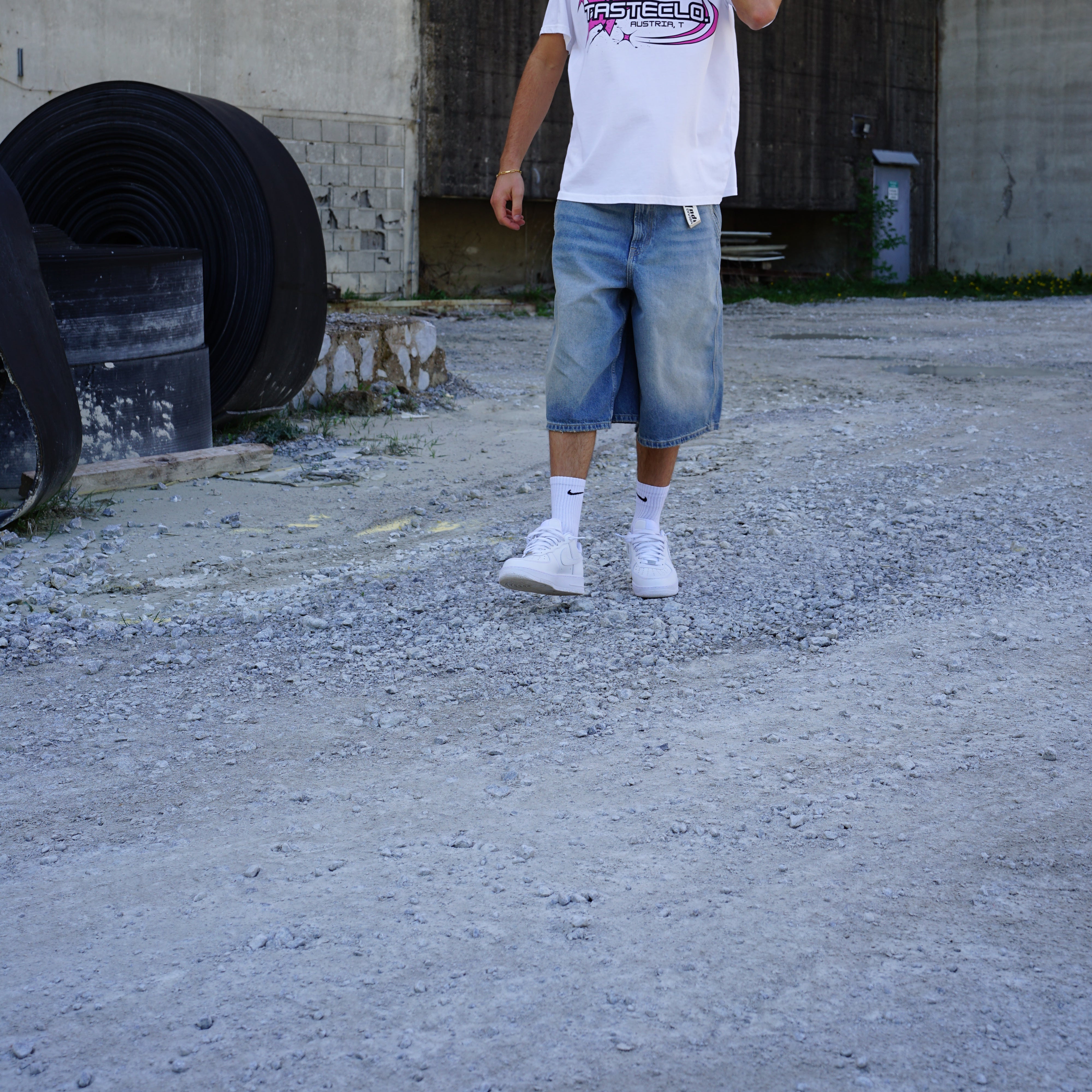 Kaufe deine Vintage und Streetwear Mode bei TASTECLOTHING. Deine Streetwear und Vintage Klamotten, bei uns erhältlich. Wie zum Beispiel Y2K Brand Streetwear Oversized T-Shirt T-Shirt .