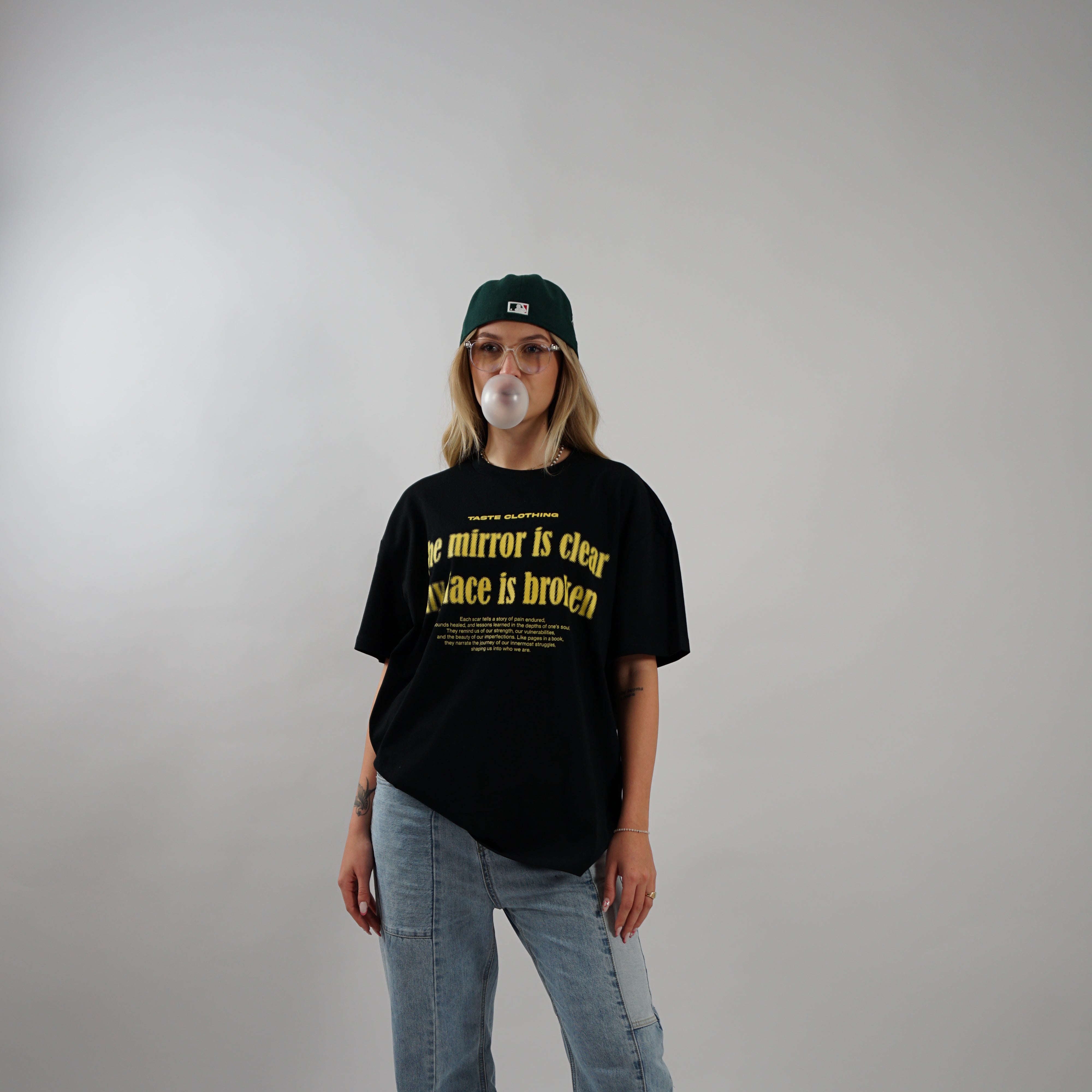 Kaufe deine Vintage und Streetwear Mode bei TASTECLOTHING. Deine Streetwear und Vintage Klamotten, bei uns erhältlich. Wie zum Beispiel FACE IS BROKEN Oversized Shirt Baumwolle Schwarz T-Shirt .