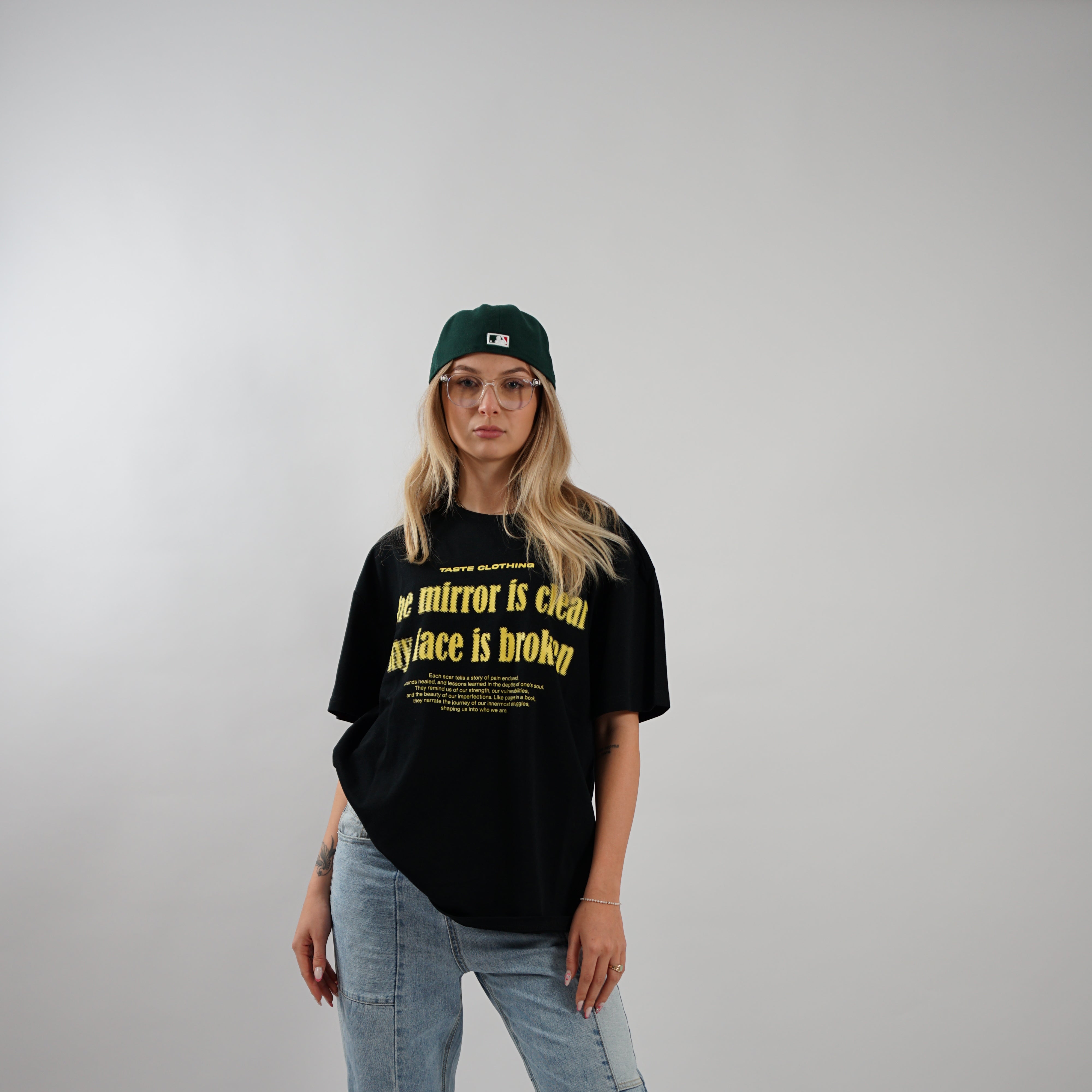 Kaufe deine Vintage und Streetwear Mode bei TASTECLOTHING. Deine Streetwear und Vintage Klamotten, bei uns erhältlich. Wie zum Beispiel FACE IS BROKEN Oversized Shirt Baumwolle Schwarz T-Shirt .
