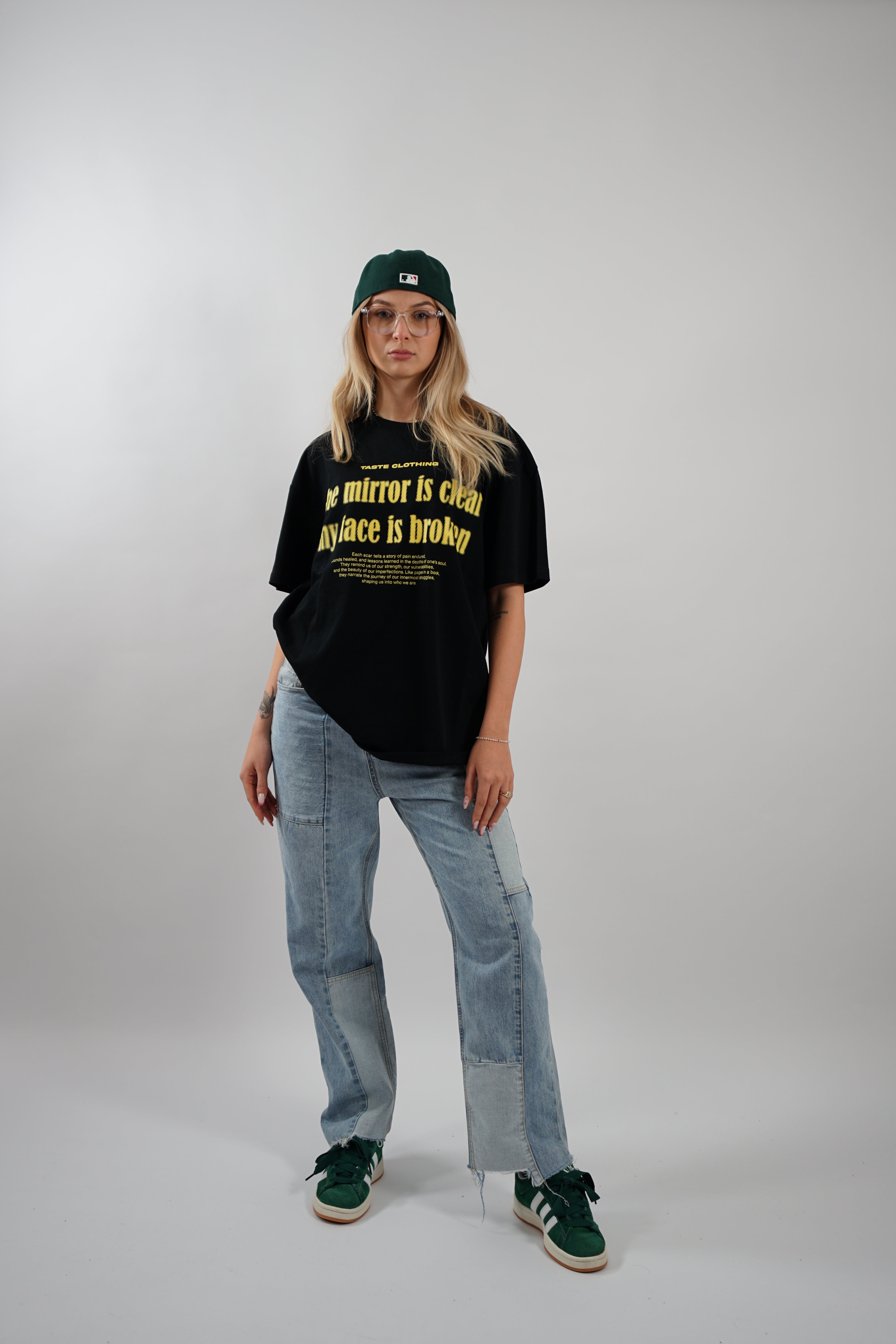 Kaufe deine Vintage und Streetwear Mode bei TASTECLOTHING. Deine Streetwear und Vintage Klamotten, bei uns erhältlich. Wie zum Beispiel FACE IS BROKEN Oversized Shirt Baumwolle Schwarz T-Shirt .