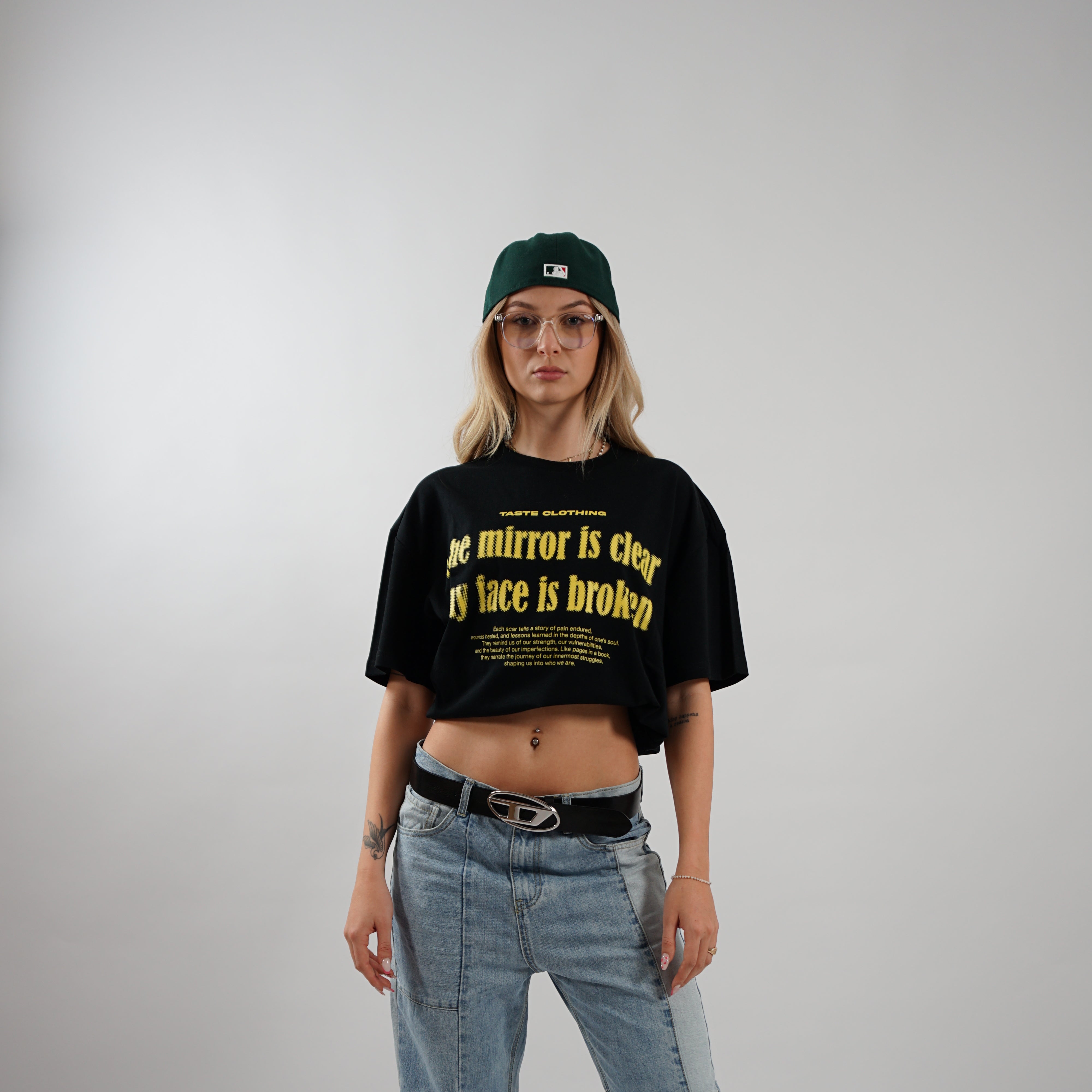 Kaufe deine Vintage und Streetwear Mode bei TASTECLOTHING. Deine Streetwear und Vintage Klamotten, bei uns erhältlich. Wie zum Beispiel FACE IS BROKEN Oversized Shirt Baumwolle Schwarz T-Shirt .