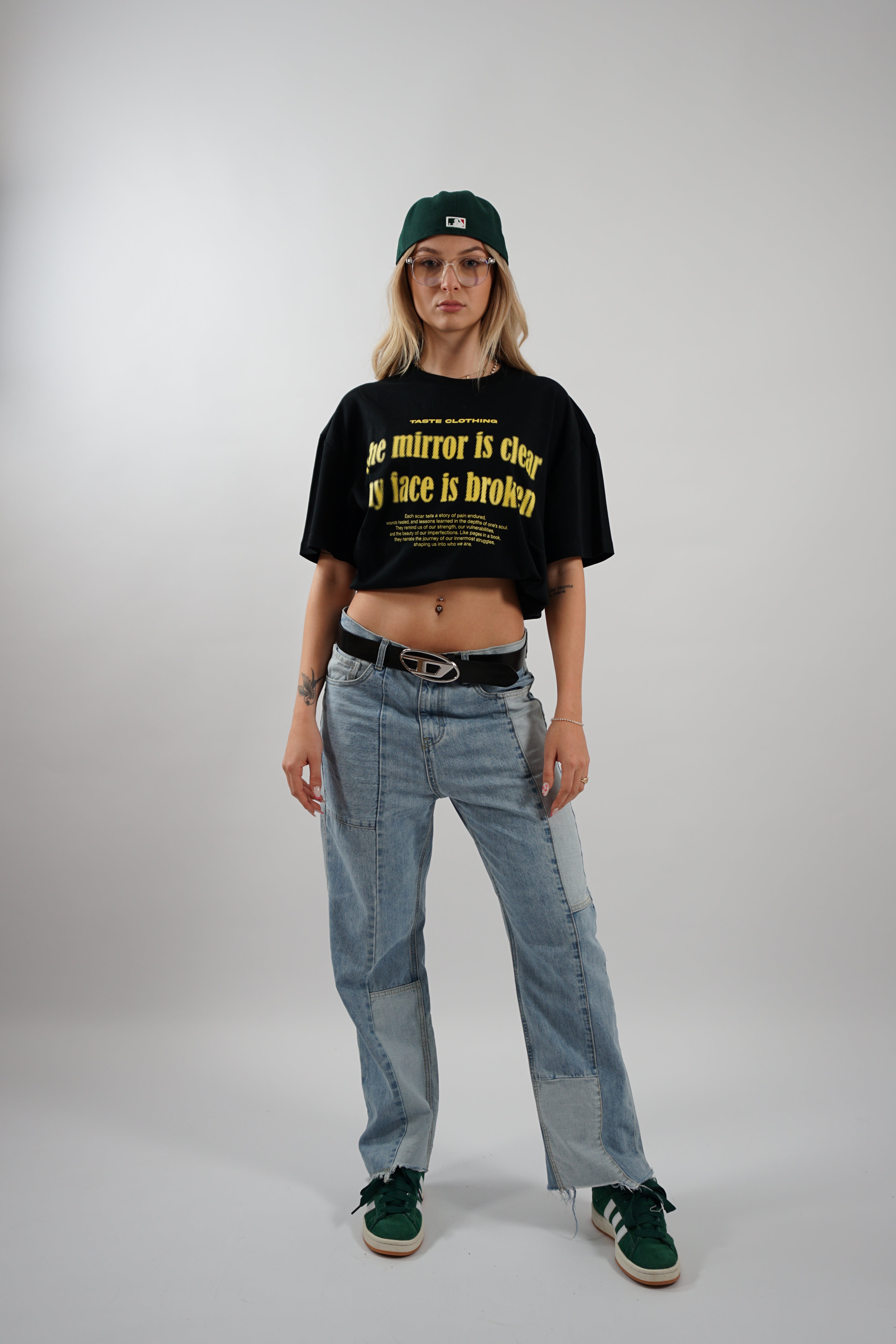 Kaufe deine Vintage und Streetwear Mode bei TASTECLOTHING. Deine Streetwear und Vintage Klamotten, bei uns erhältlich. Wie zum Beispiel FACE IS BROKEN Oversized Shirt Baumwolle Schwarz T-Shirt .