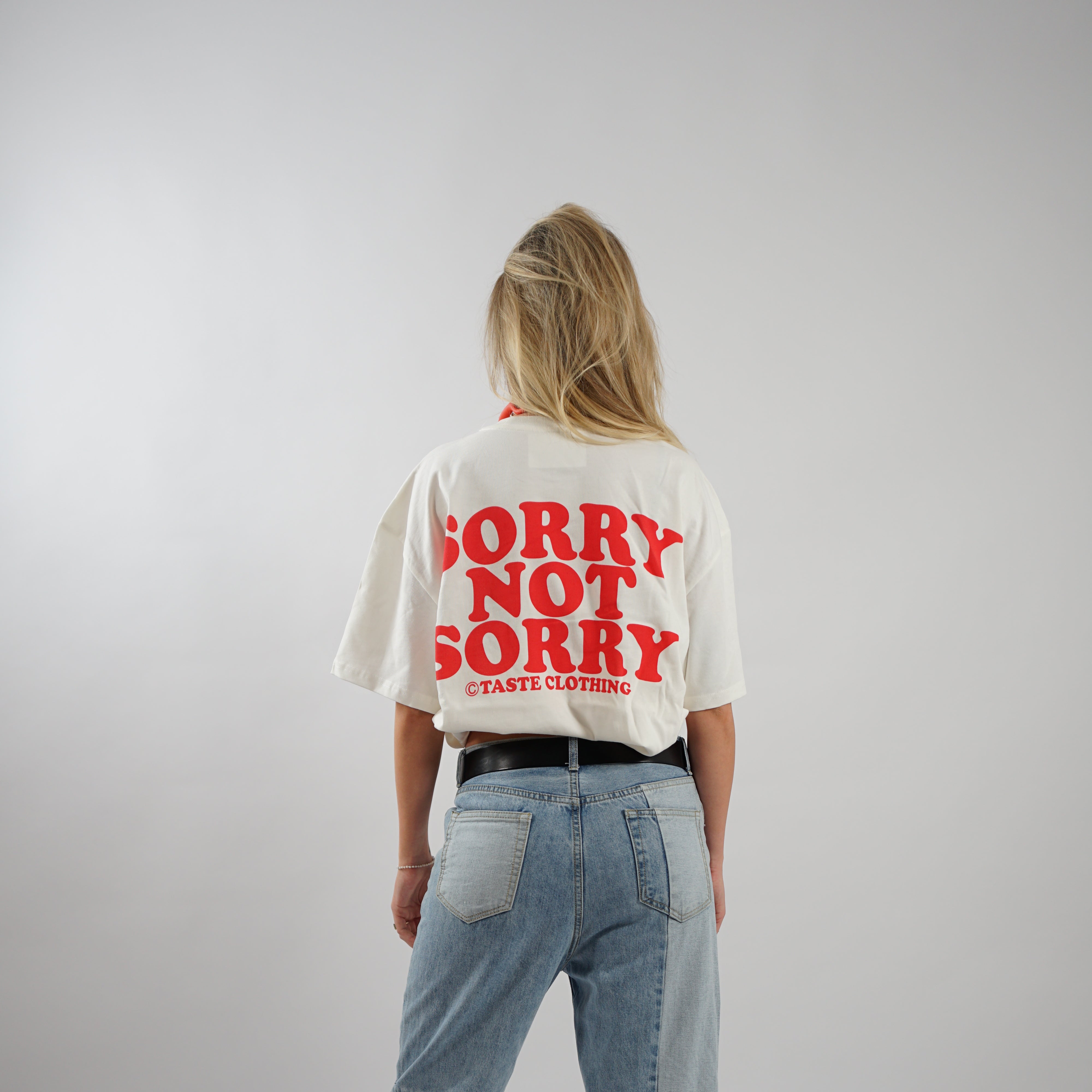 Kaufe deine Vintage und Streetwear Mode bei TASTECLOTHING. Deine Streetwear und Vintage Klamotten, bei uns erhältlich. Wie zum Beispiel SORRY NOT SORRY Oversized Shirt T-Shirt .