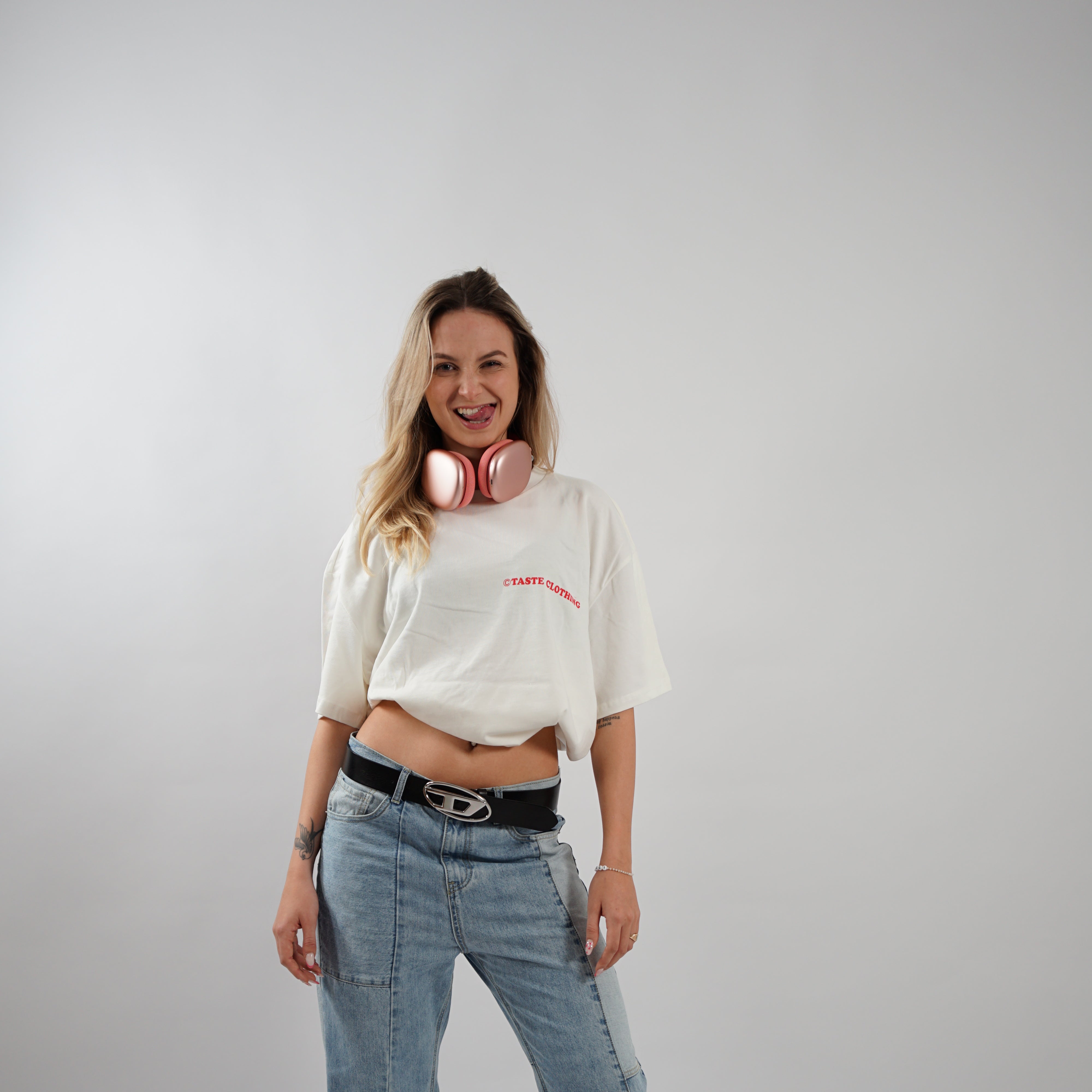 Kaufe deine Vintage und Streetwear Mode bei TASTECLOTHING. Deine Streetwear und Vintage Klamotten, bei uns erhältlich. Wie zum Beispiel SORRY NOT SORRY Oversized Shirt T-Shirt .