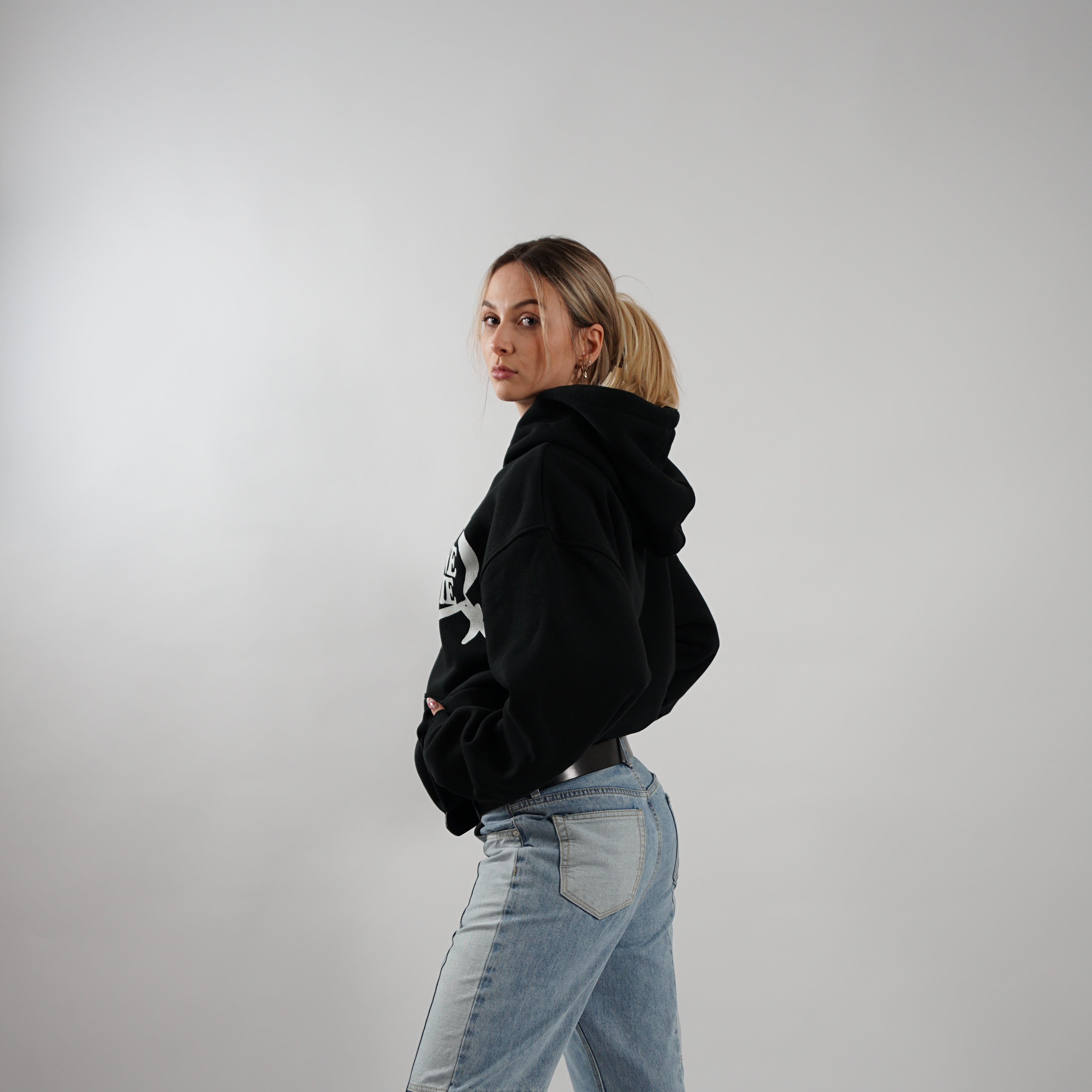 Kaufe deine Vintage und Streetwear Mode bei TASTECLOTHING. Deine Streetwear und Vintage Klamotten, bei uns erhältlich. Wie zum Beispiel HER PHONE Oversize Streetwear Hoodie 380 GSM Hoodie .