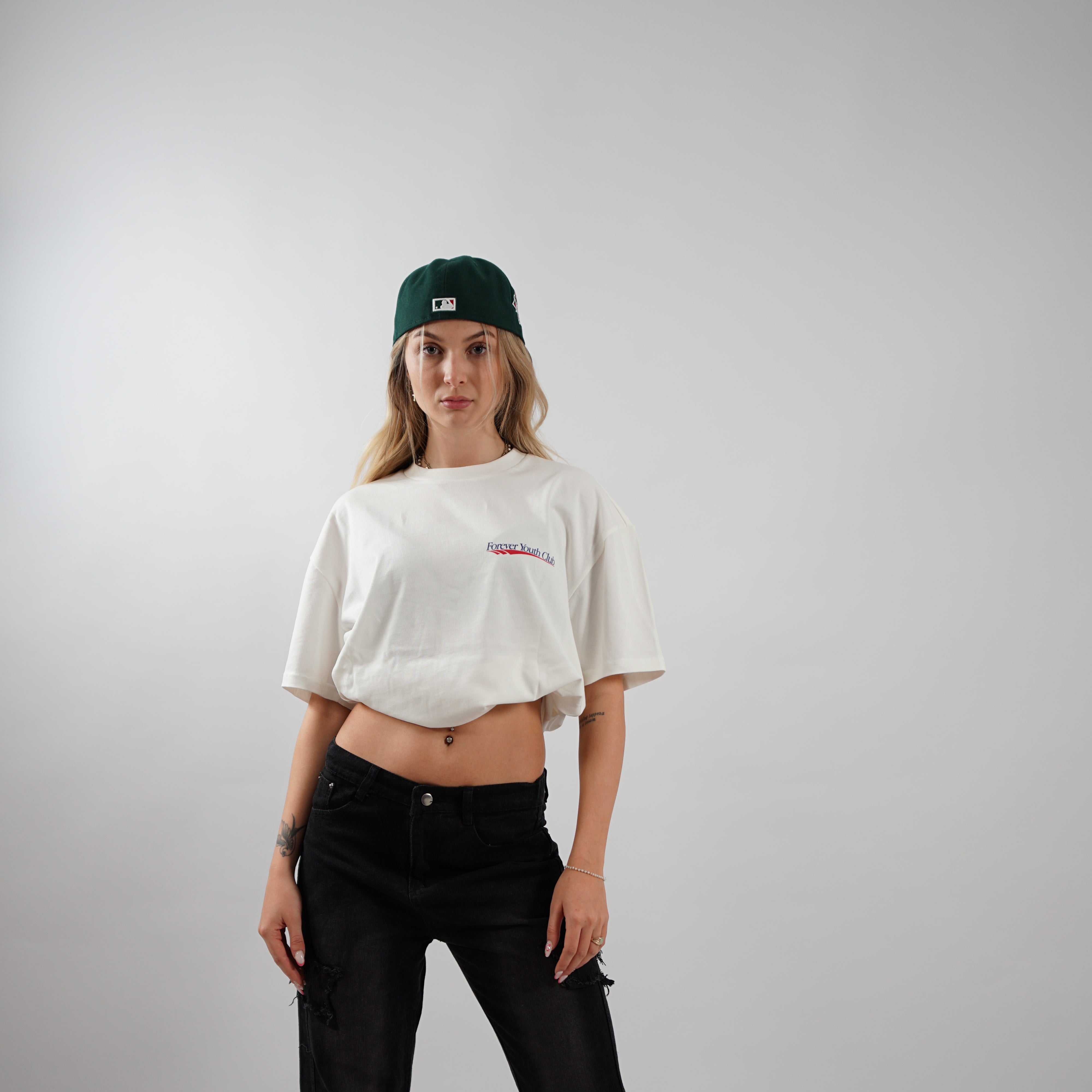Kaufe deine Vintage und Streetwear Mode bei TASTECLOTHING. Deine Streetwear und Vintage Klamotten, bei uns erhältlich. Wie zum Beispiel YOUTH CLUB Oversized Streetwear T-Shirt Baumwolle T-Shirt .