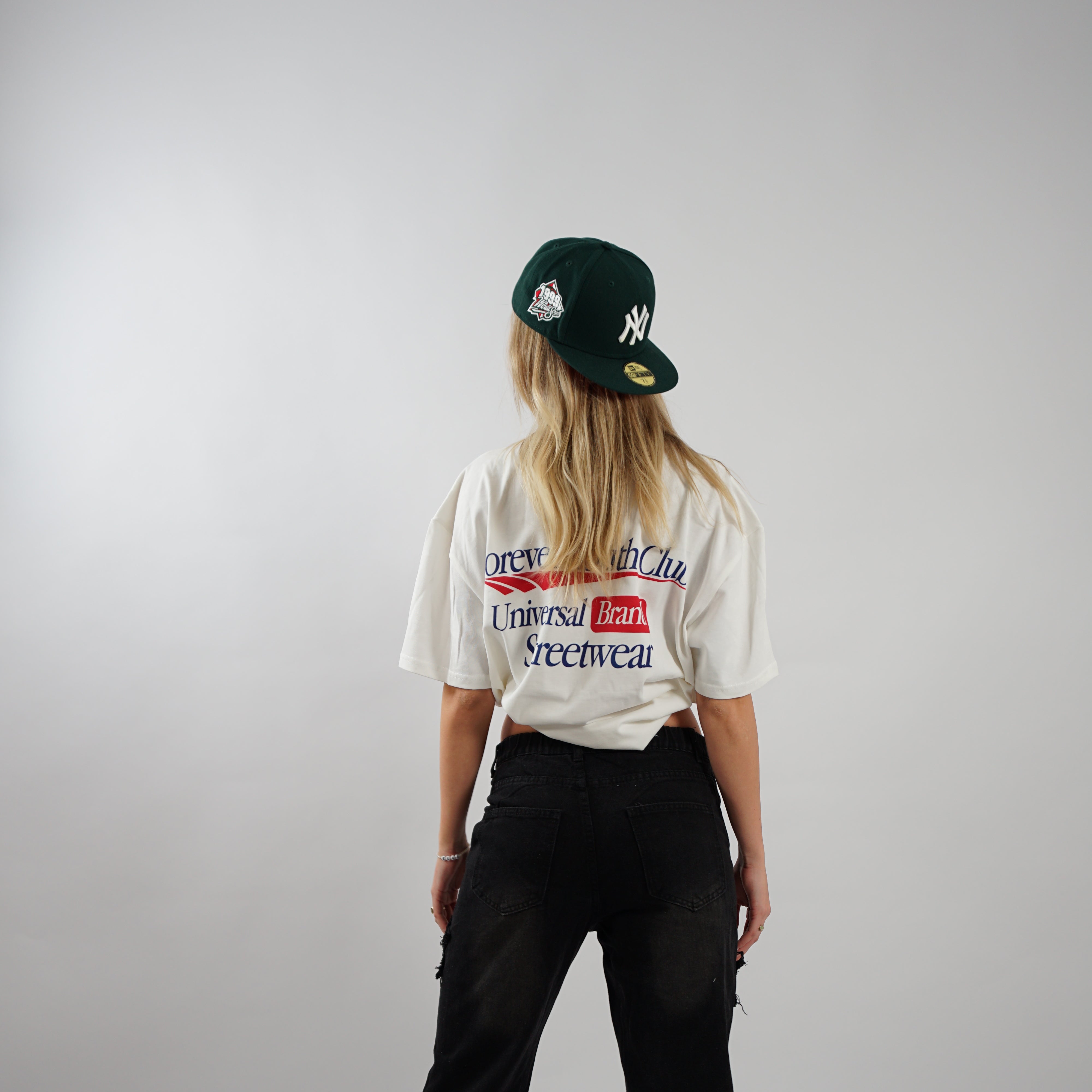 Kaufe deine Vintage und Streetwear Mode bei TASTECLOTHING. Deine Streetwear und Vintage Klamotten, bei uns erhältlich. Wie zum Beispiel YOUTH CLUB Oversized Streetwear T-Shirt Baumwolle T-Shirt .
