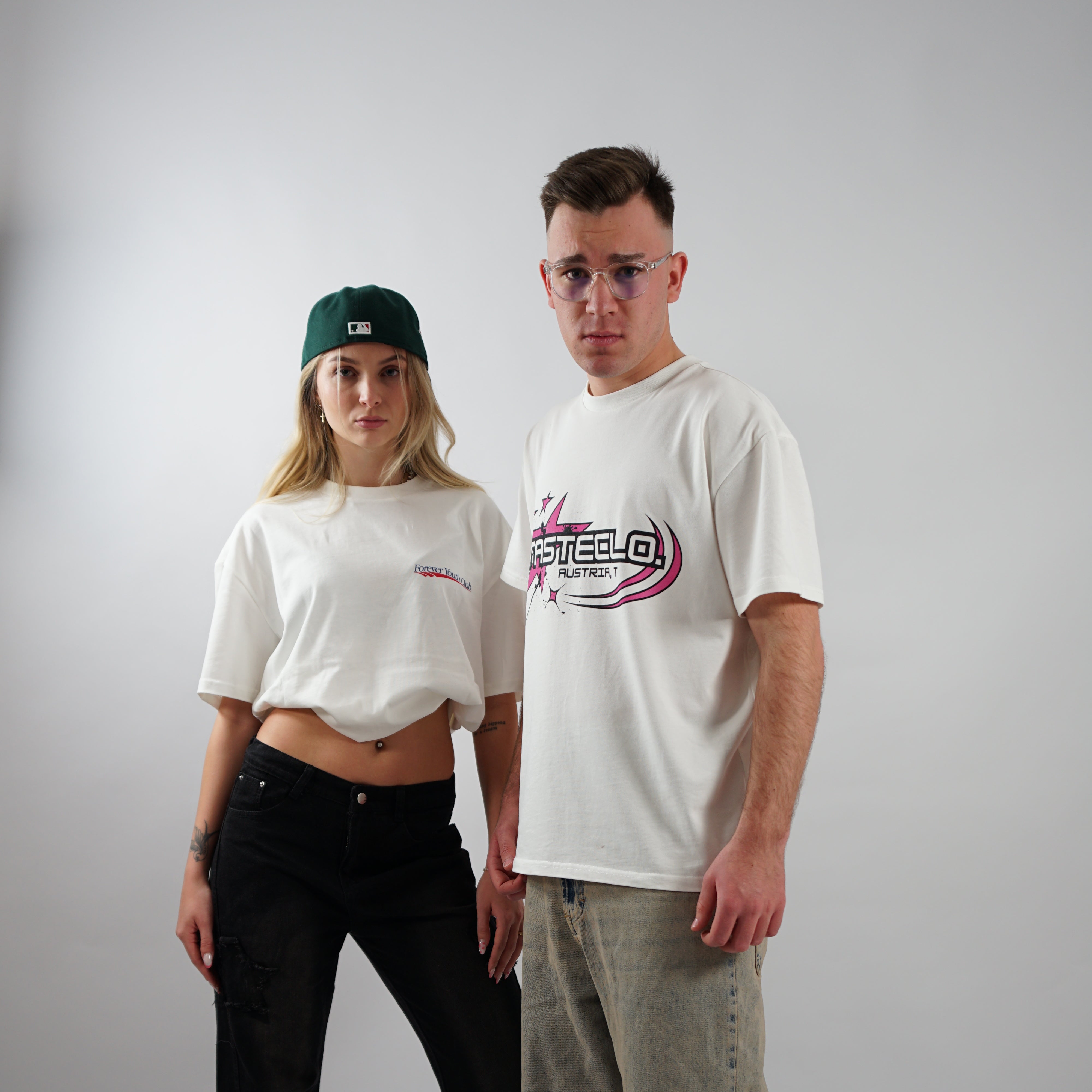 Kaufe deine Vintage und Streetwear Mode bei TASTECLOTHING. Deine Streetwear und Vintage Klamotten, bei uns erhältlich. Wie zum Beispiel Y2K Brand Streetwear Oversized T-Shirt T-Shirt .