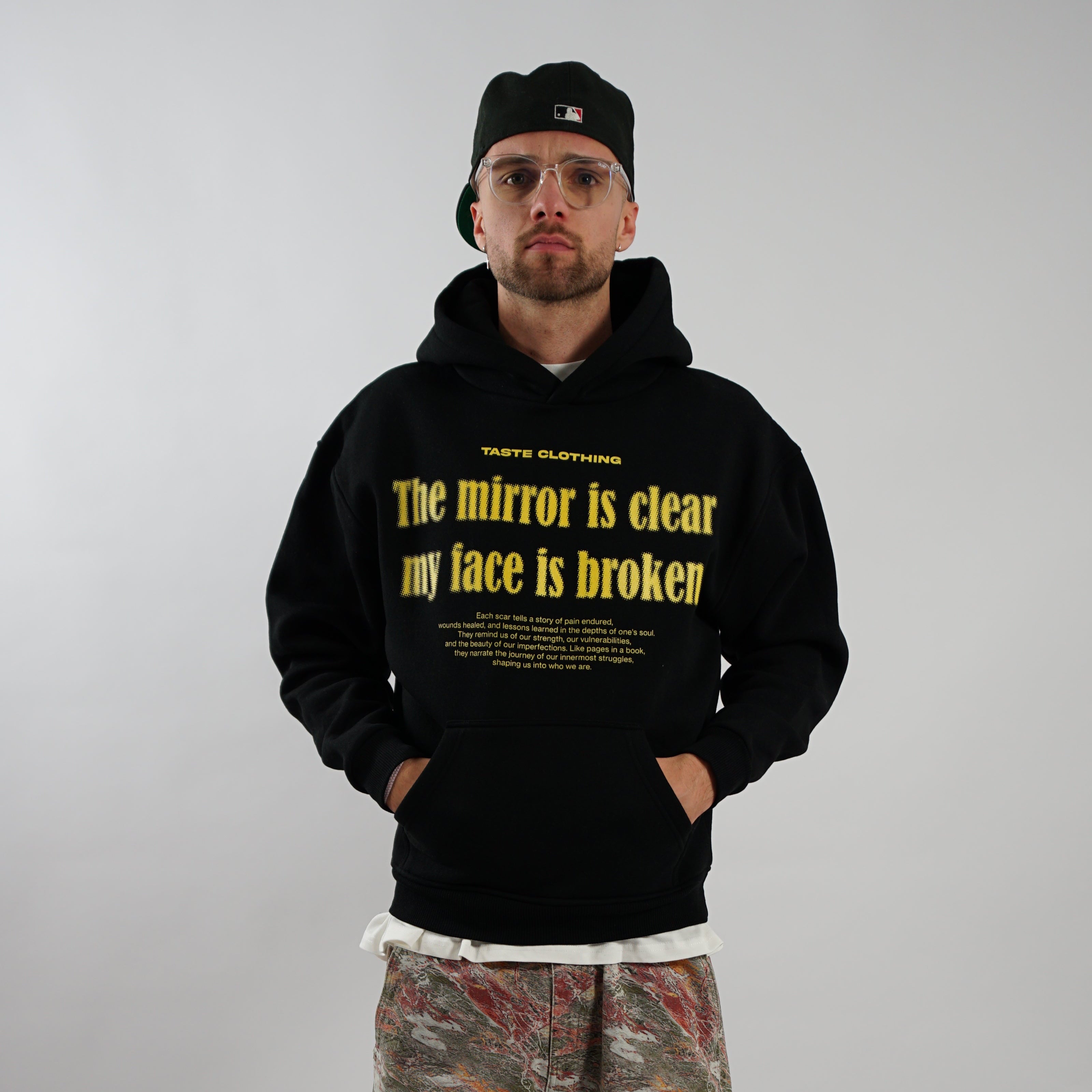 Kaufe deine Vintage und Streetwear Mode bei TASTECLOTHING. Deine Streetwear und Vintage Klamotten, bei uns erhältlich. Wie zum Beispiel FACE IS BROKEN Oversized Hoodie Baumwolle Hoodie .