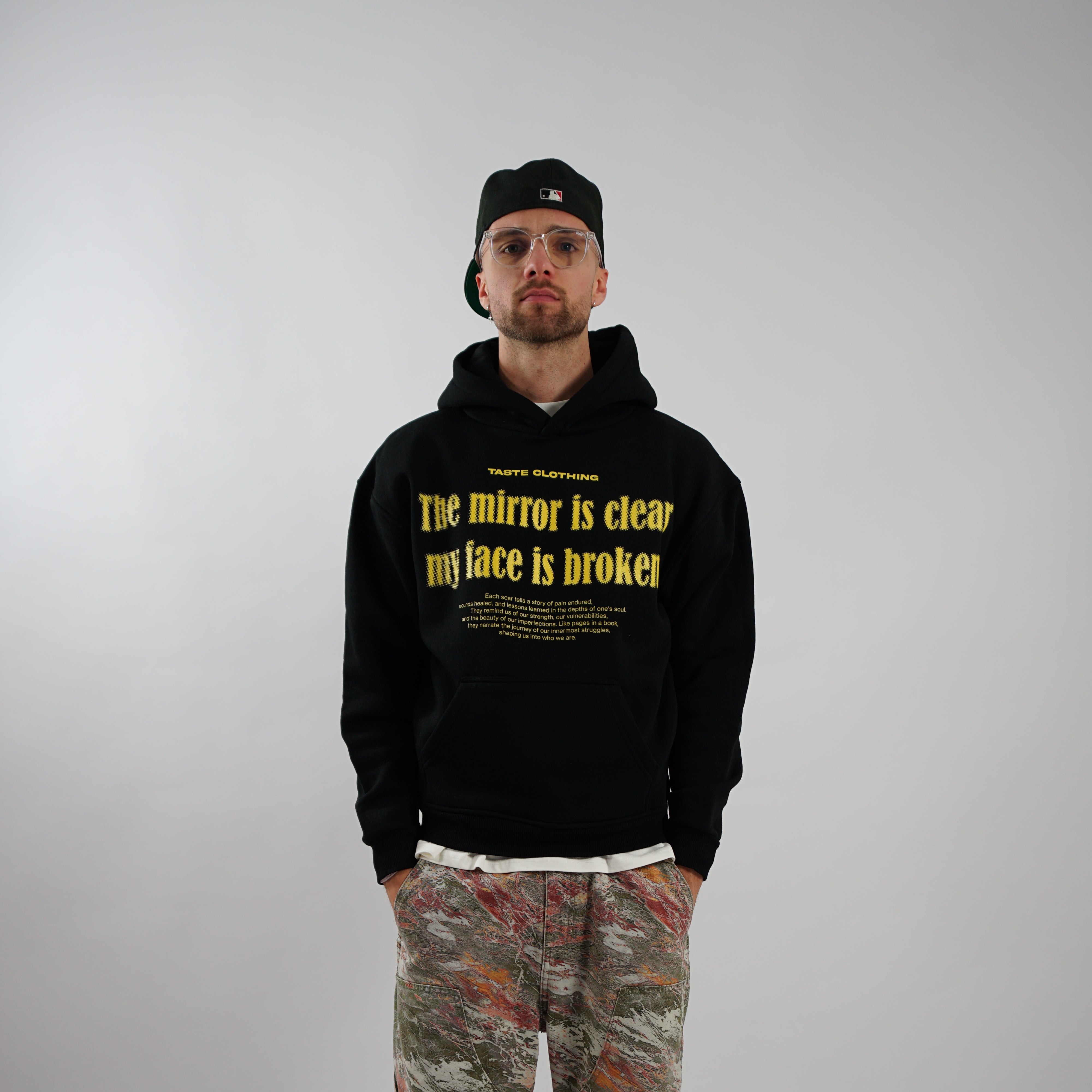 Kaufe deine Vintage und Streetwear Mode bei TASTECLOTHING. Deine Streetwear und Vintage Klamotten, bei uns erhältlich. Wie zum Beispiel FACE IS BROKEN Oversized Hoodie Baumwolle Hoodie .
