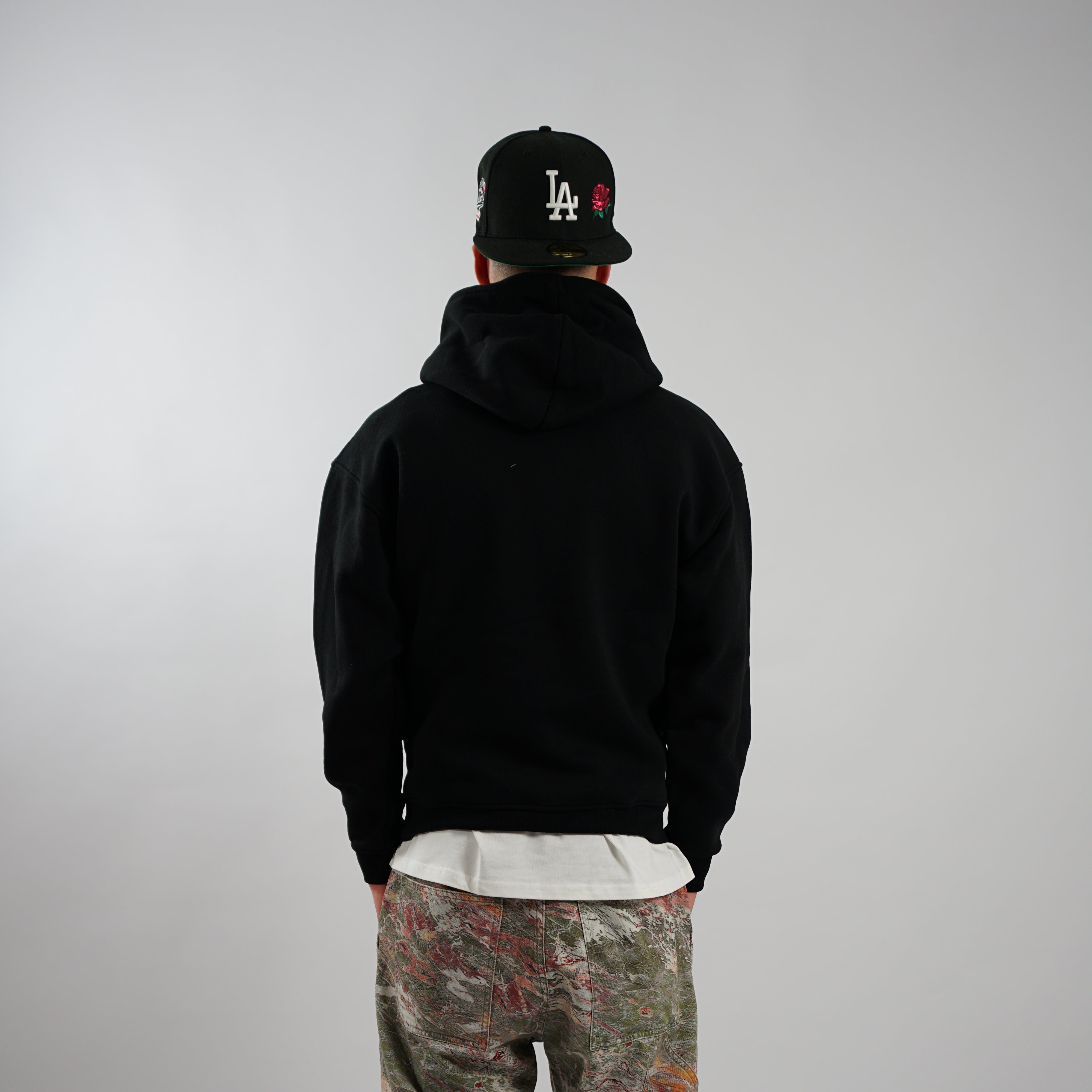 Kaufe deine Vintage und Streetwear Mode bei TASTECLOTHING. Deine Streetwear und Vintage Klamotten, bei uns erhältlich. Wie zum Beispiel FACE IS BROKEN Oversized Hoodie Baumwolle Hoodie .