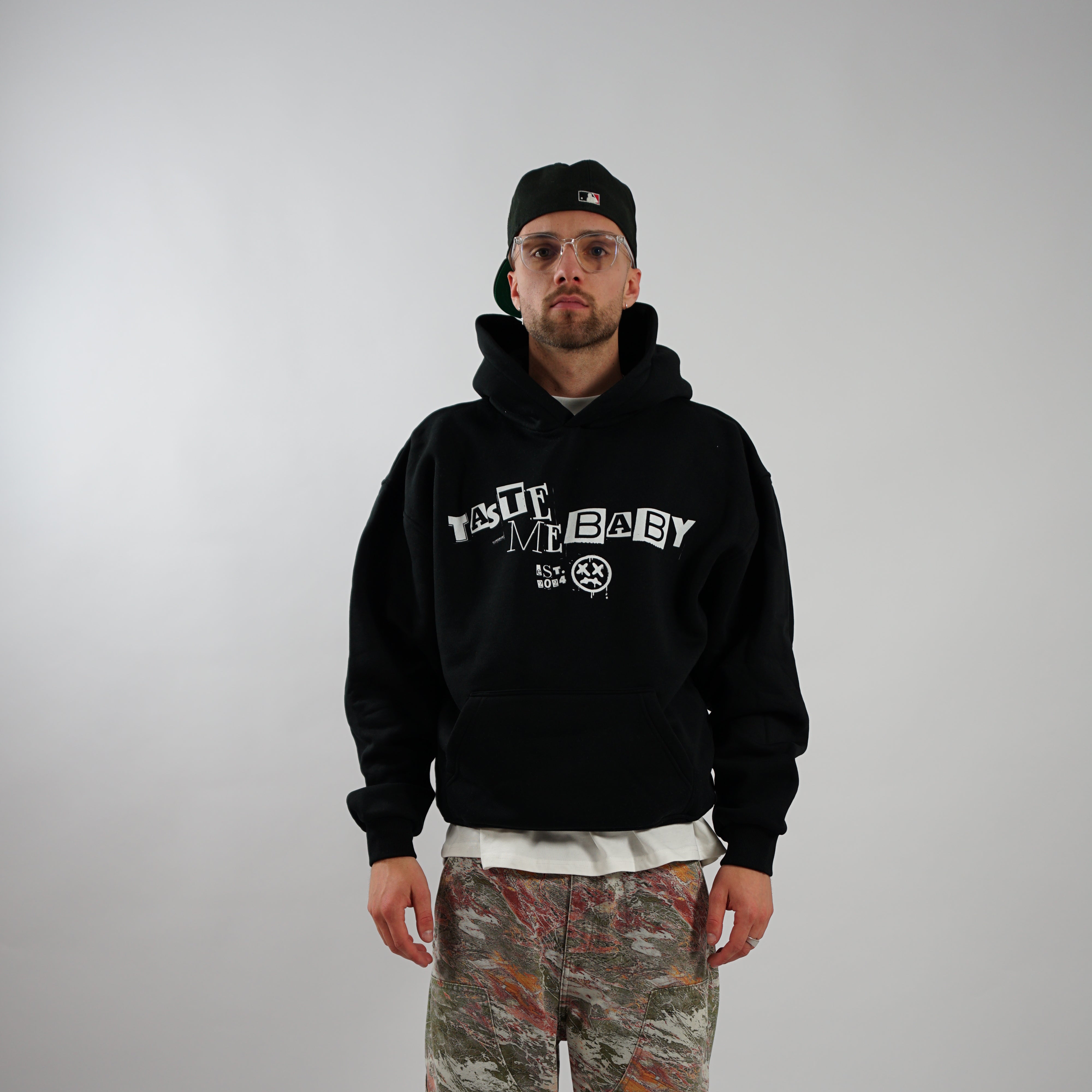Kaufe deine Vintage und Streetwear Mode bei TASTECLOTHING. Deine Streetwear und Vintage Klamotten, bei uns erhältlich. Wie zum Beispiel TASTE ME Oversized Streetwear Hoodie Hoodie .