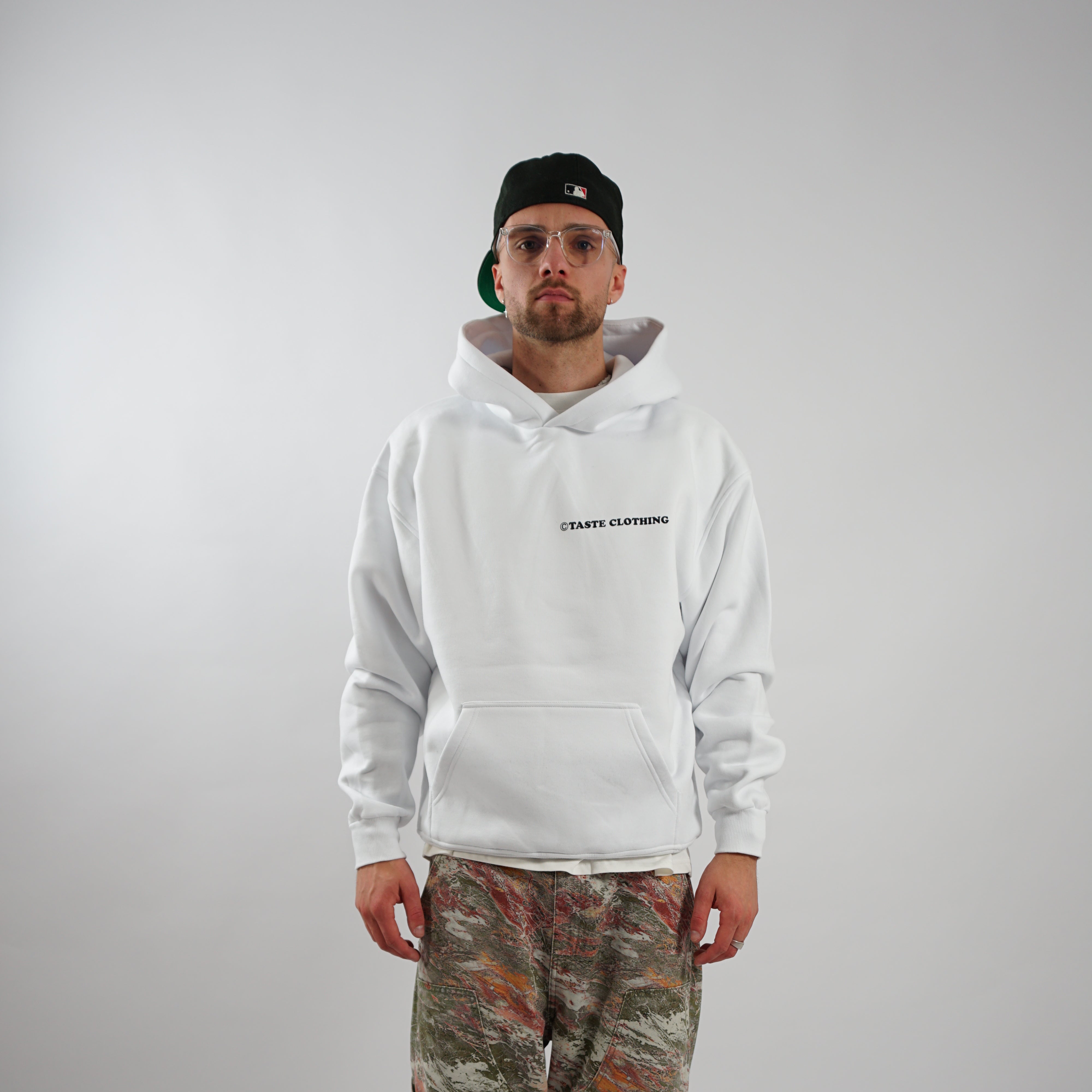 Kaufe deine Vintage und Streetwear Mode bei TASTECLOTHING. Deine Streetwear und Vintage Klamotten, bei uns erhältlich. Wie zum Beispiel SAFE SIX Oversized Hoodie Weiß Hoodie .