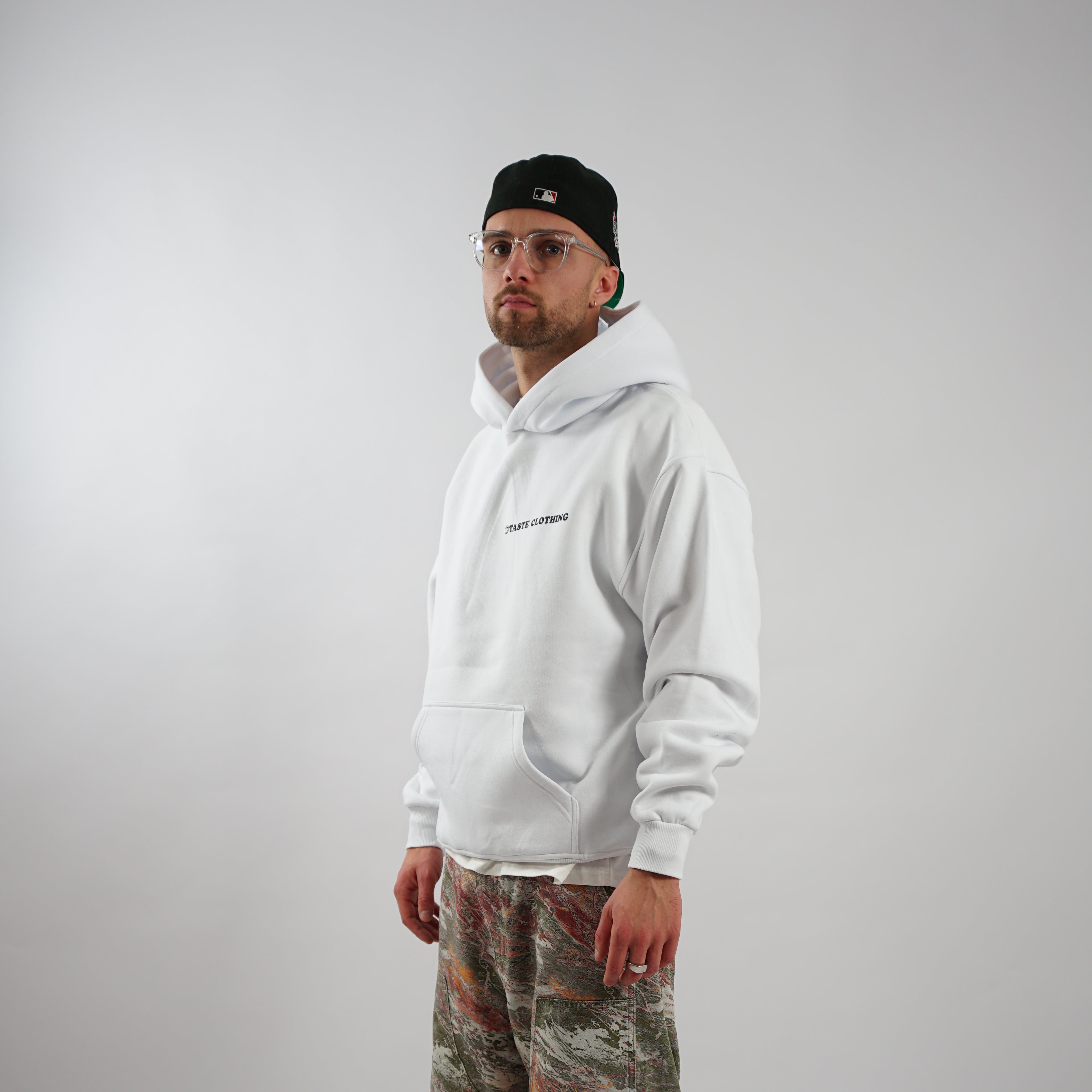 Kaufe deine Vintage und Streetwear Mode bei TASTECLOTHING. Deine Streetwear und Vintage Klamotten, bei uns erhältlich. Wie zum Beispiel SAFE SIX Oversized Hoodie Weiß Hoodie .