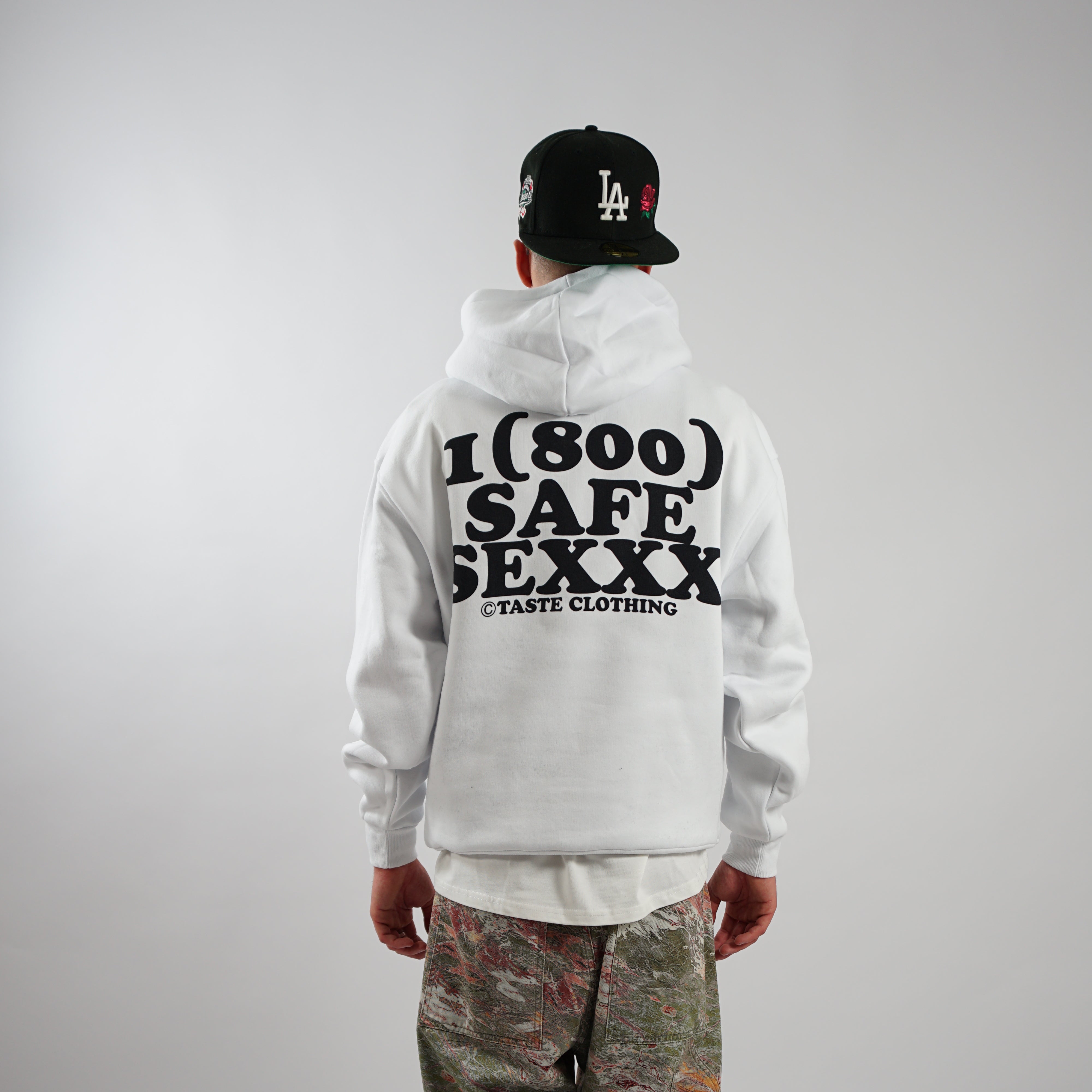 Kaufe deine Vintage und Streetwear Mode bei TASTECLOTHING. Deine Streetwear und Vintage Klamotten, bei uns erhältlich. Wie zum Beispiel SAFE SIX Oversized Hoodie Weiß Hoodie .