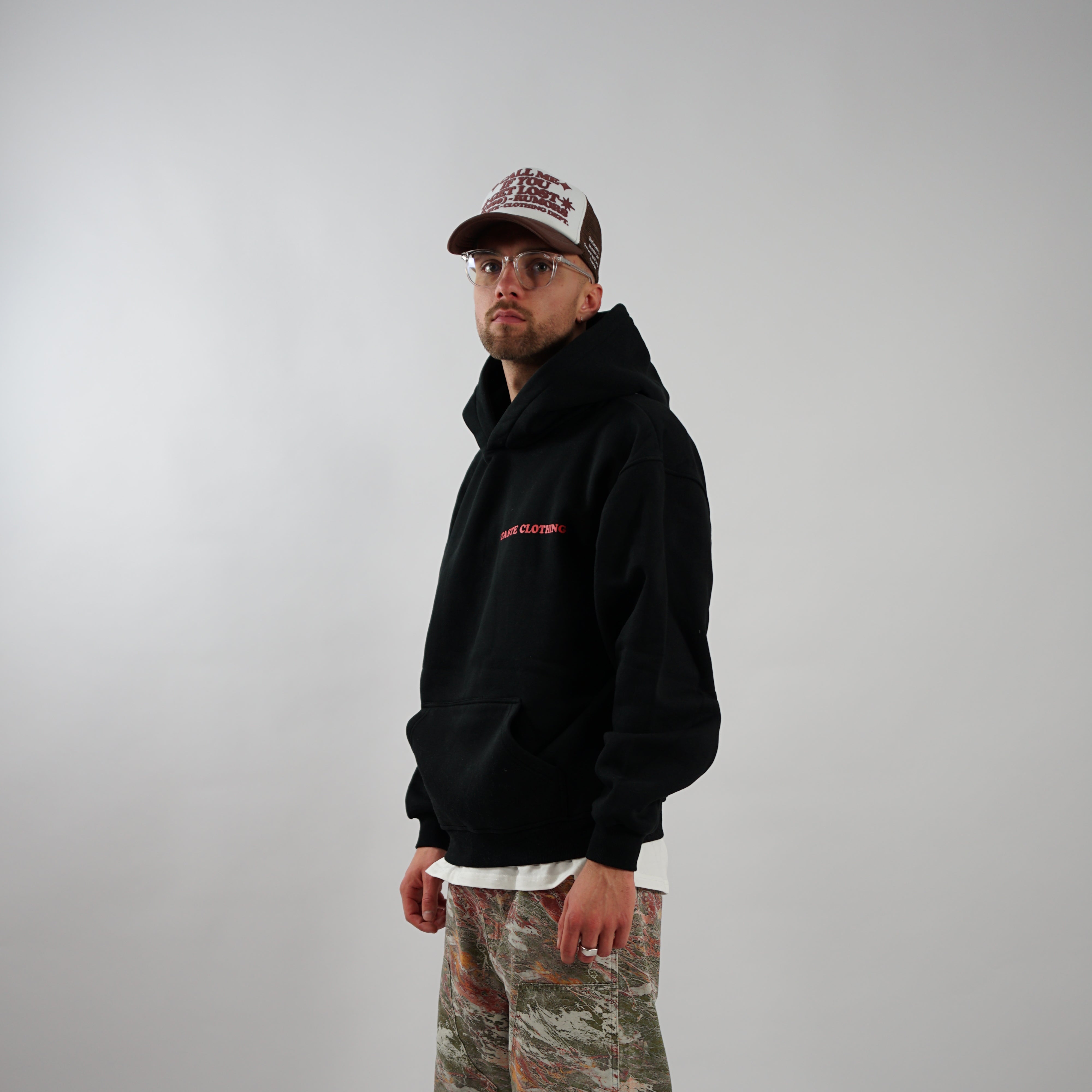 Kaufe deine Vintage und Streetwear Mode bei TASTECLOTHING. Deine Streetwear und Vintage Klamotten, bei uns erhältlich. Wie zum Beispiel SORRY NOT SORRY Oversized Hoodie Hoodie .