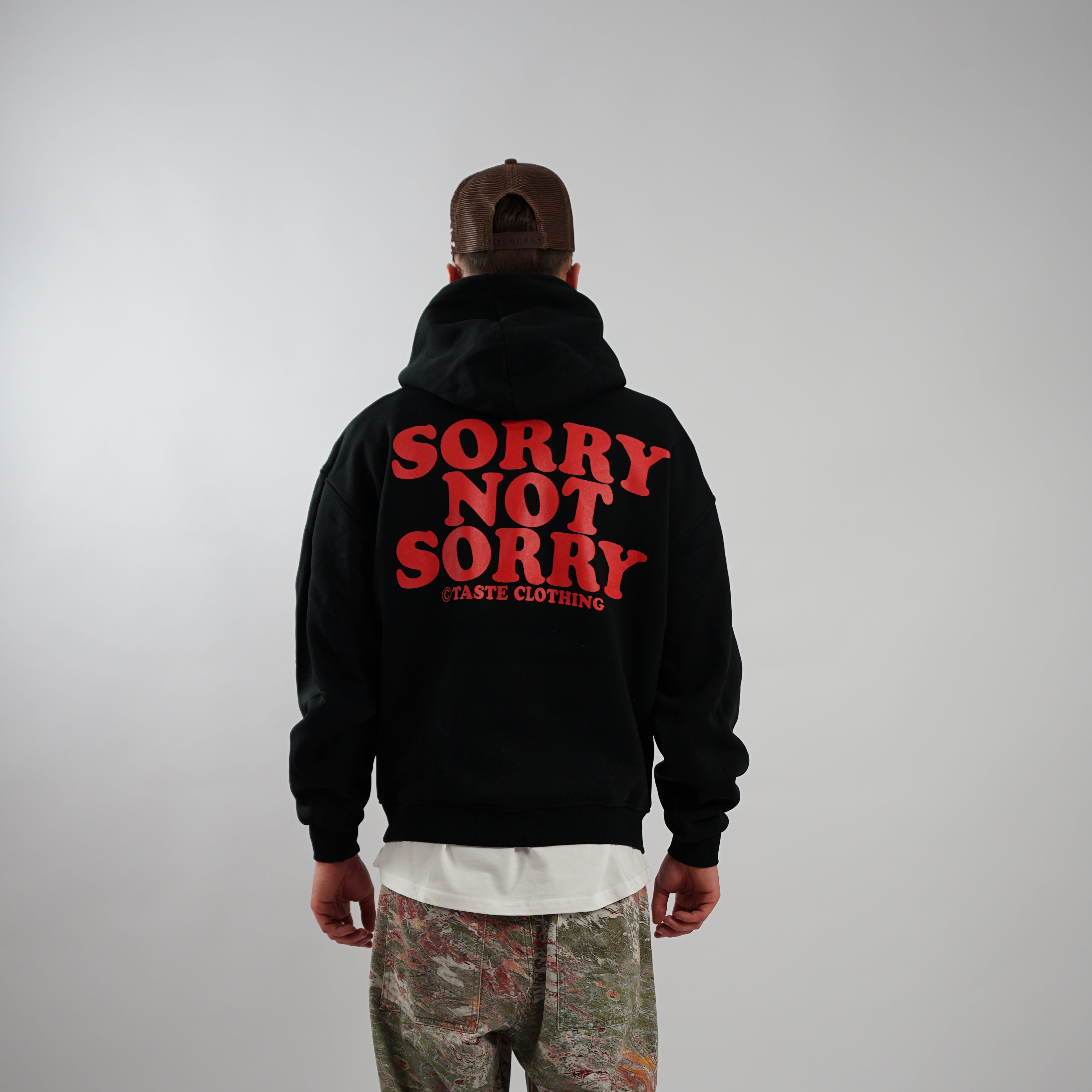 Kaufe deine Vintage und Streetwear Mode bei TASTECLOTHING. Deine Streetwear und Vintage Klamotten, bei uns erhältlich. Wie zum Beispiel SORRY NOT SORRY Oversized Hoodie Hoodie .