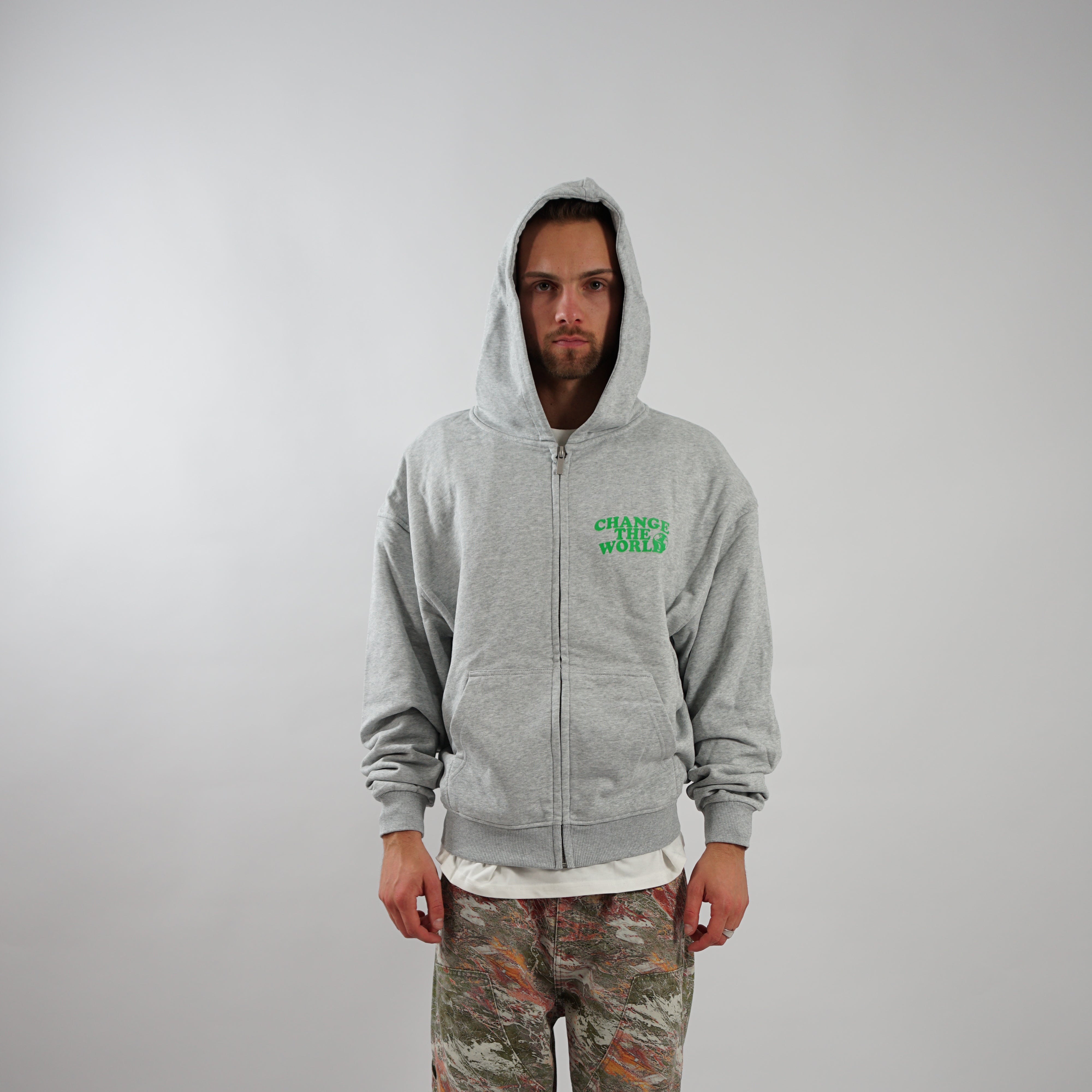 Kaufe deine Vintage und Streetwear Mode bei TASTECLOTHING. Deine Streetwear und Vintage Klamotten, bei uns erhältlich. Wie zum Beispiel CHANGE WORLD Oversized Zipper Hoodie Hoodie .