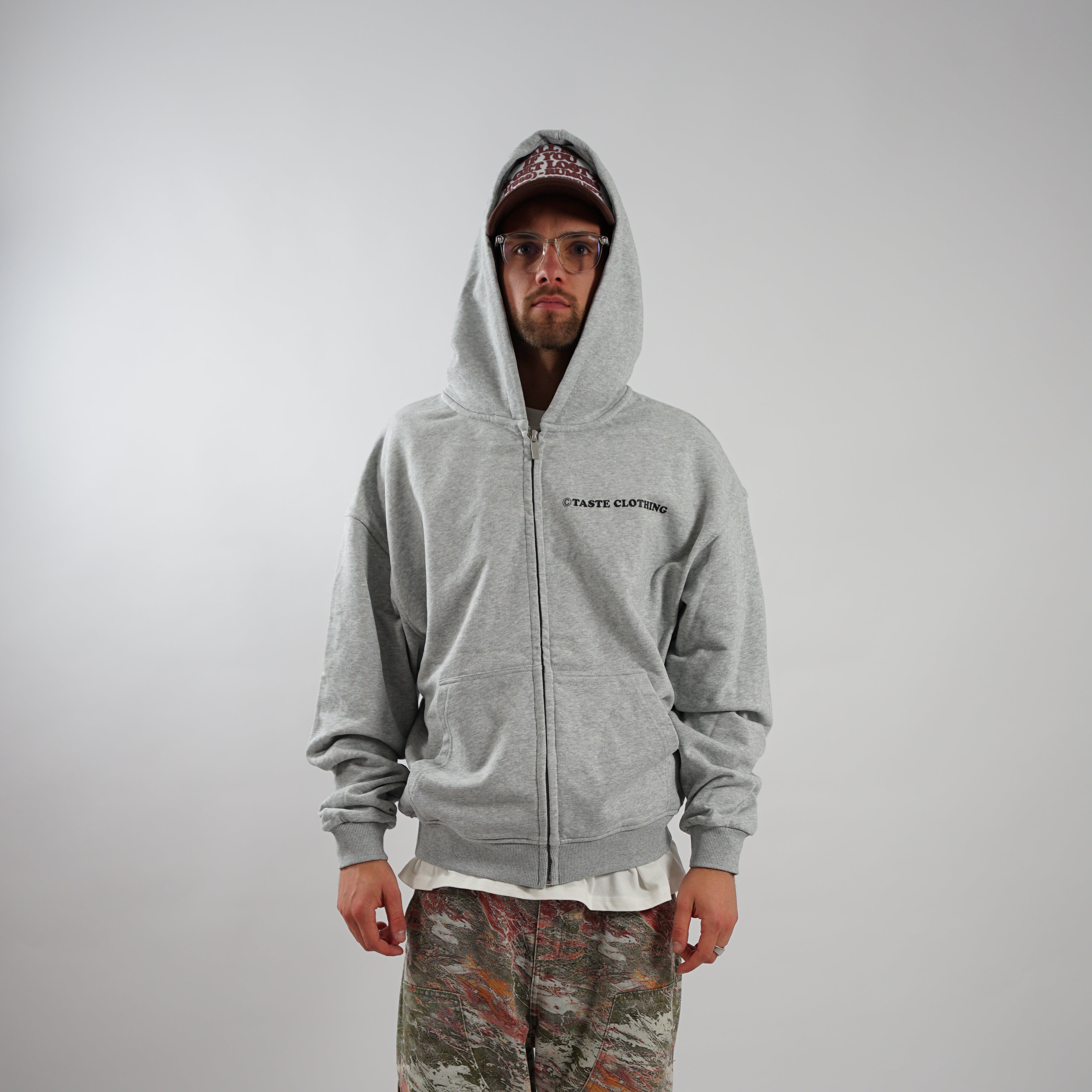 Kaufe deine Vintage und Streetwear Mode bei TASTECLOTHING. Deine Streetwear und Vintage Klamotten, bei uns erhältlich. Wie zum Beispiel RIP HOES Oversized Zipper Hoodie Hoodie .