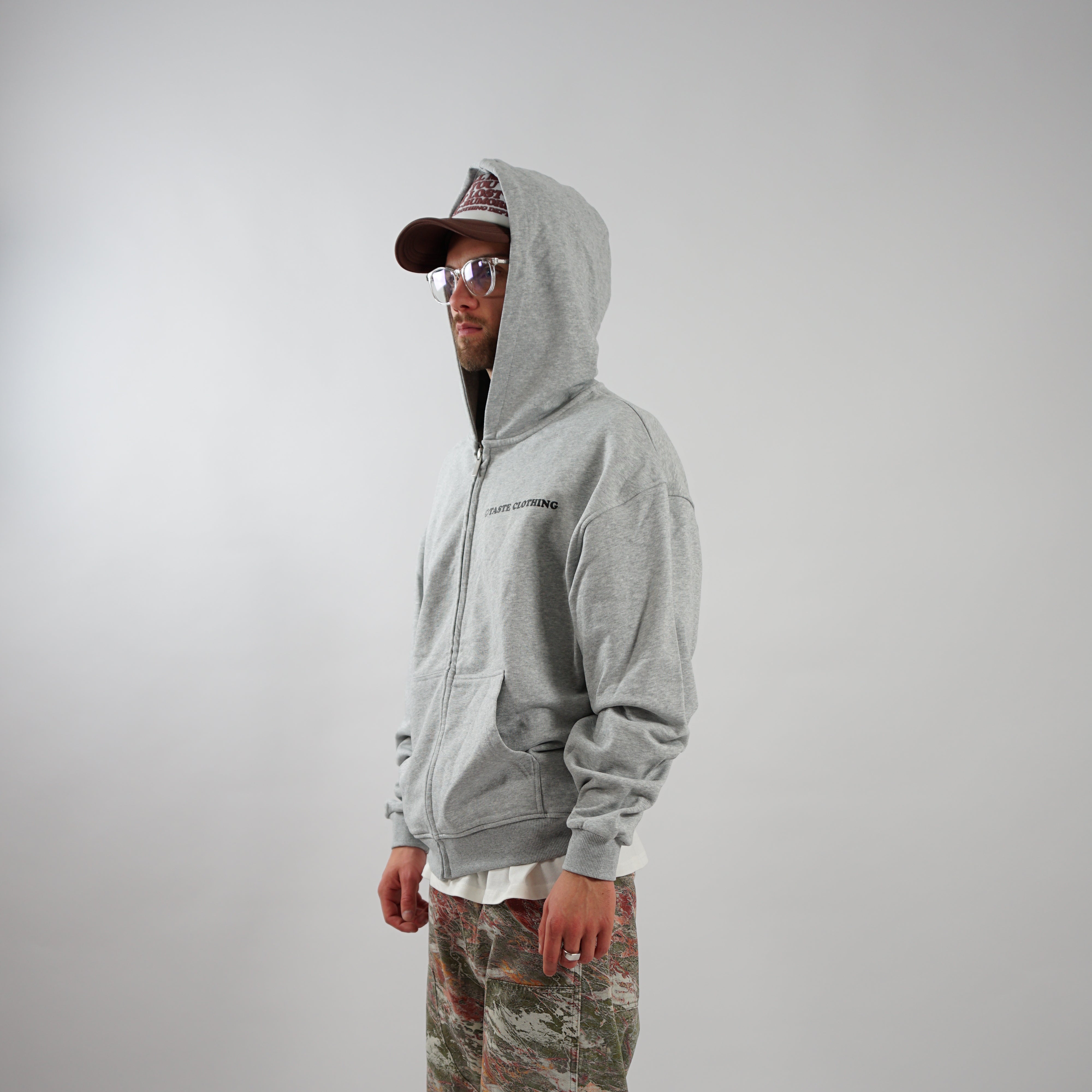 Kaufe deine Vintage und Streetwear Mode bei TASTECLOTHING. Deine Streetwear und Vintage Klamotten, bei uns erhältlich. Wie zum Beispiel RIP HOES Oversized Zipper Hoodie Hoodie .