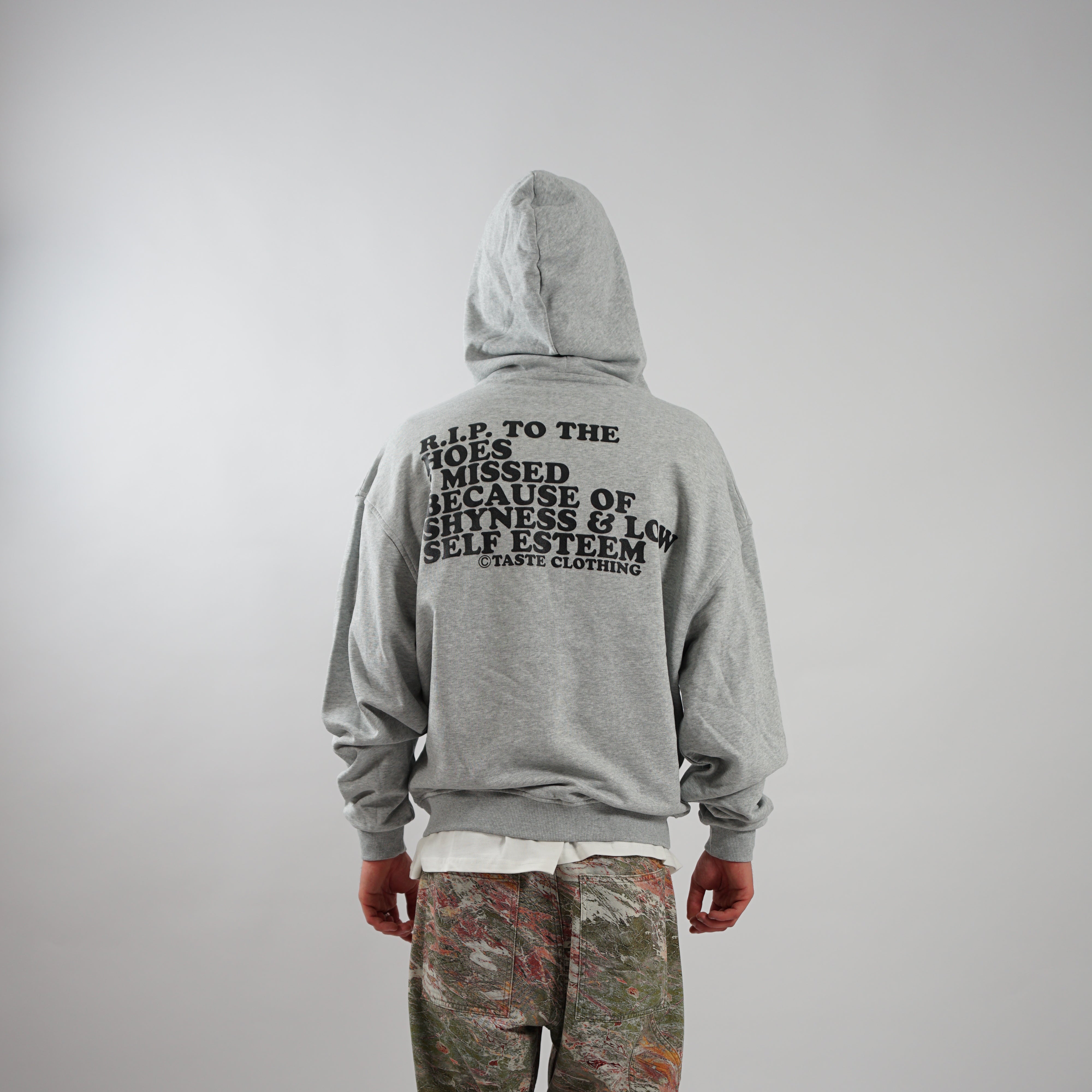 Kaufe deine Vintage und Streetwear Mode bei TASTECLOTHING. Deine Streetwear und Vintage Klamotten, bei uns erhältlich. Wie zum Beispiel RIP HOES Oversized Zipper Hoodie Hoodie .