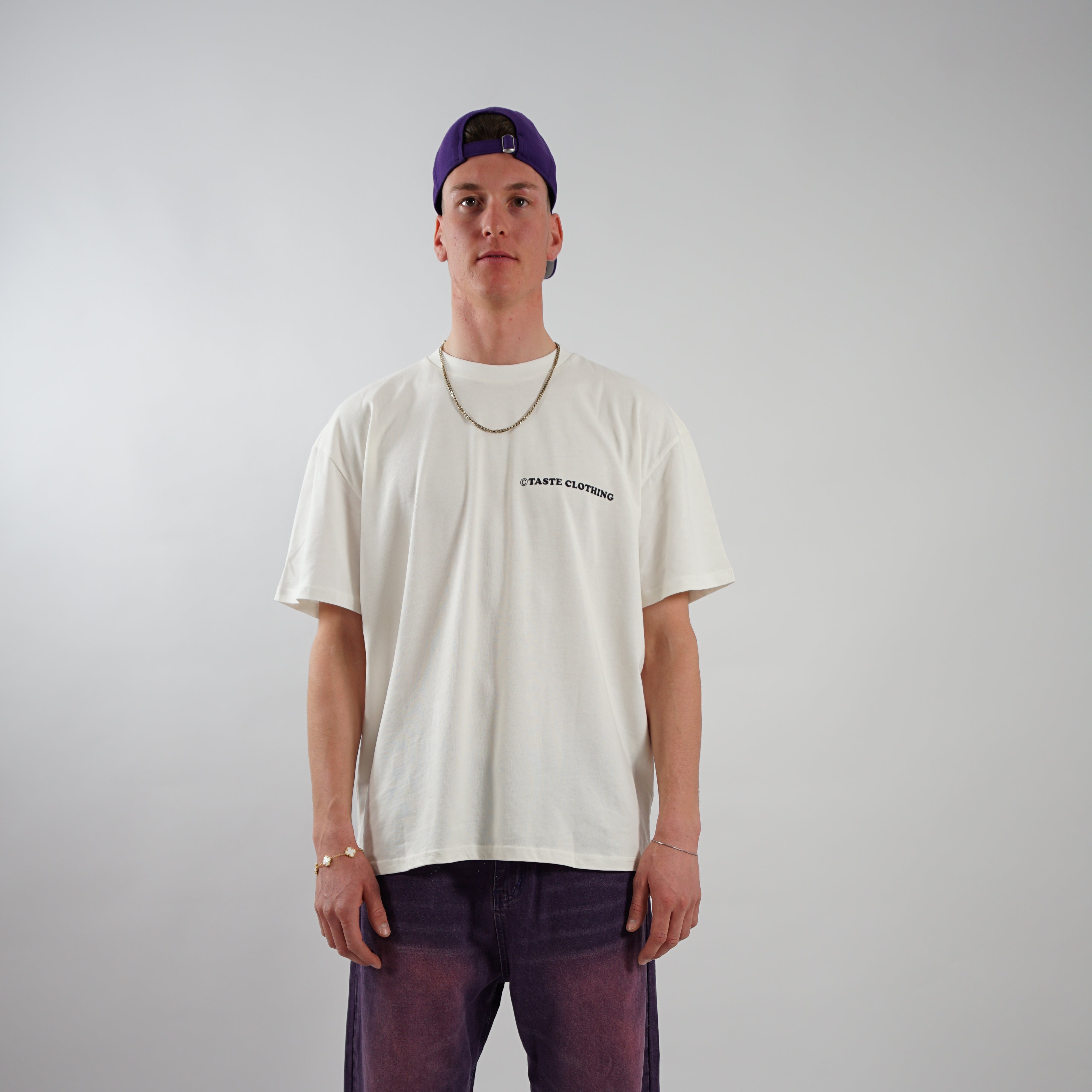 Kaufe deine Vintage und Streetwear Mode bei TASTECLOTHING. Deine Streetwear und Vintage Klamotten, bei uns erhältlich. Wie zum Beispiel RIP FRIENDS Oversized Shirt T-Shirt .