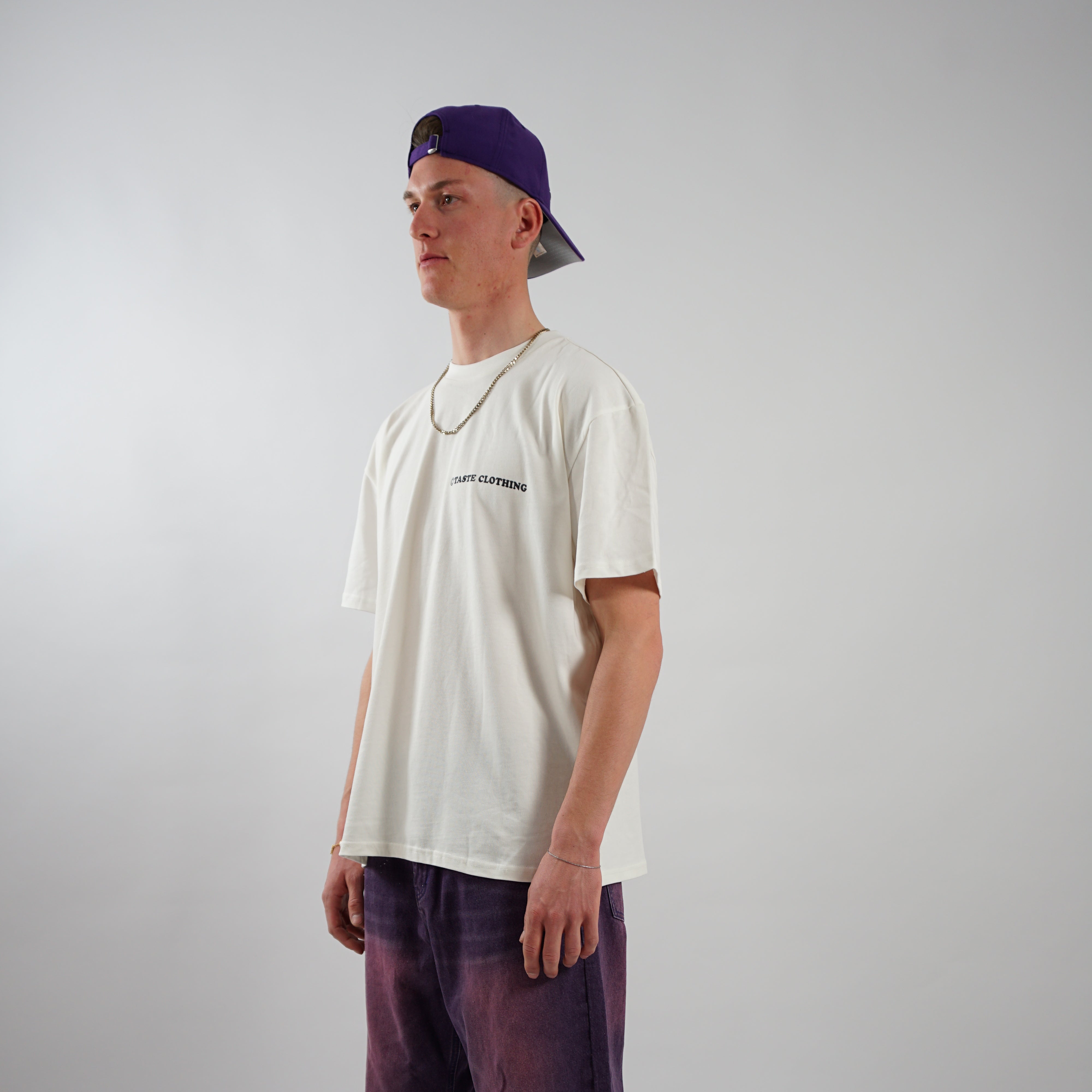 Kaufe deine Vintage und Streetwear Mode bei TASTECLOTHING. Deine Streetwear und Vintage Klamotten, bei uns erhältlich. Wie zum Beispiel RIP FRIENDS Oversized Shirt T-Shirt .
