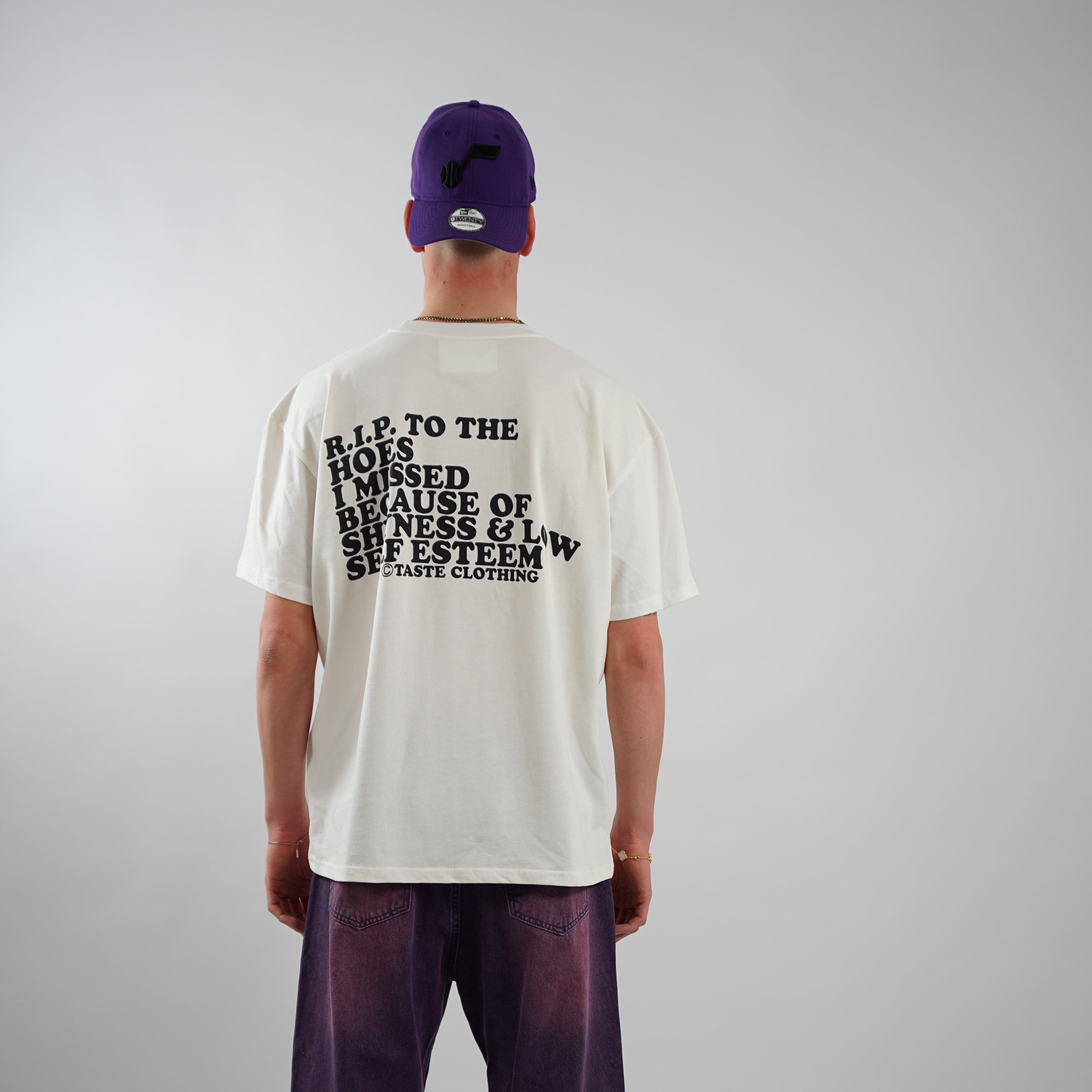 Kaufe deine Vintage und Streetwear Mode bei TASTECLOTHING. Deine Streetwear und Vintage Klamotten, bei uns erhältlich. Wie zum Beispiel RIP FRIENDS Oversized Shirt T-Shirt .