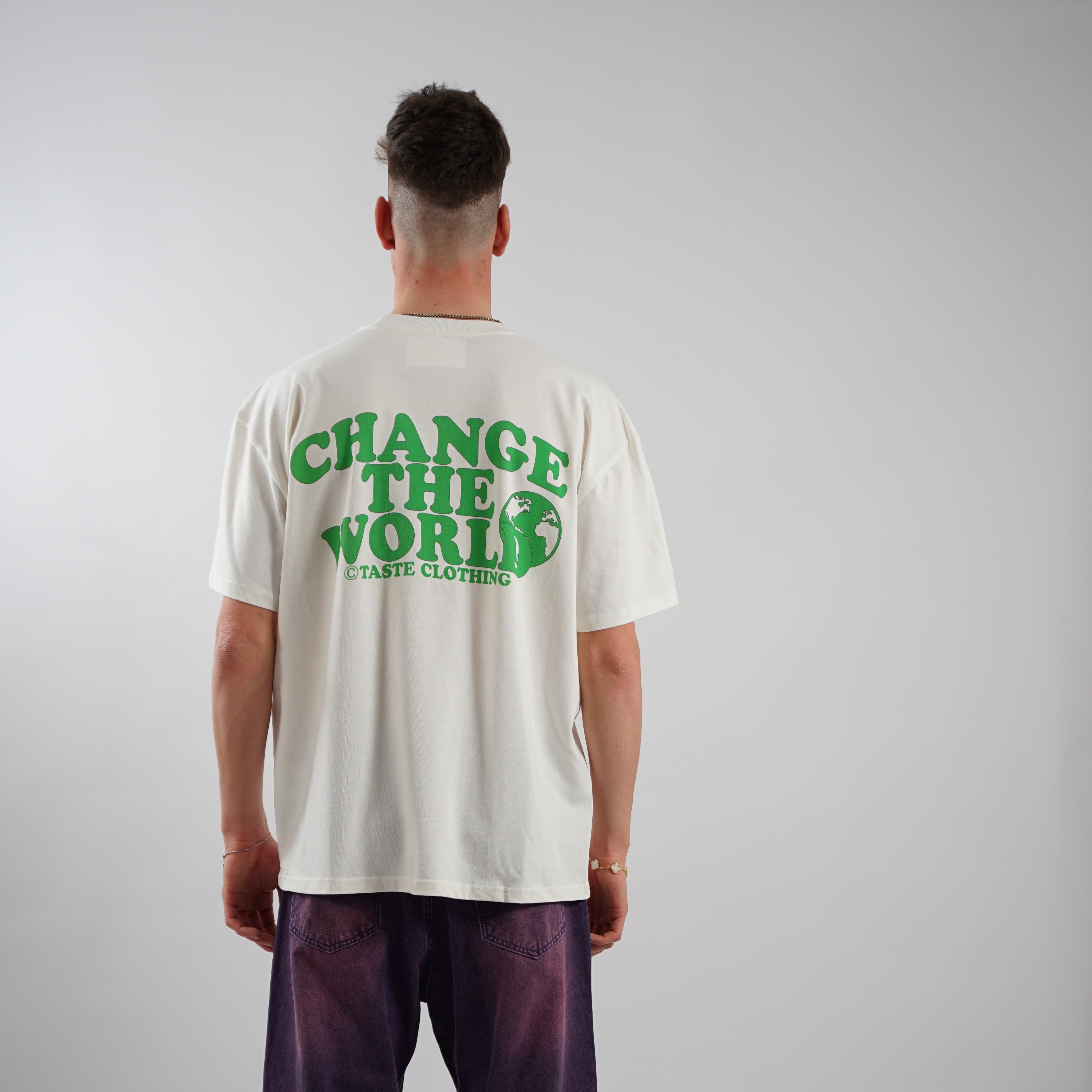 Kaufe deine Vintage und Streetwear Mode bei TASTECLOTHING. Deine Streetwear und Vintage Klamotten, bei uns erhältlich. Wie zum Beispiel CHANCE THE WORLD Oversized Shirt T-Shirt .