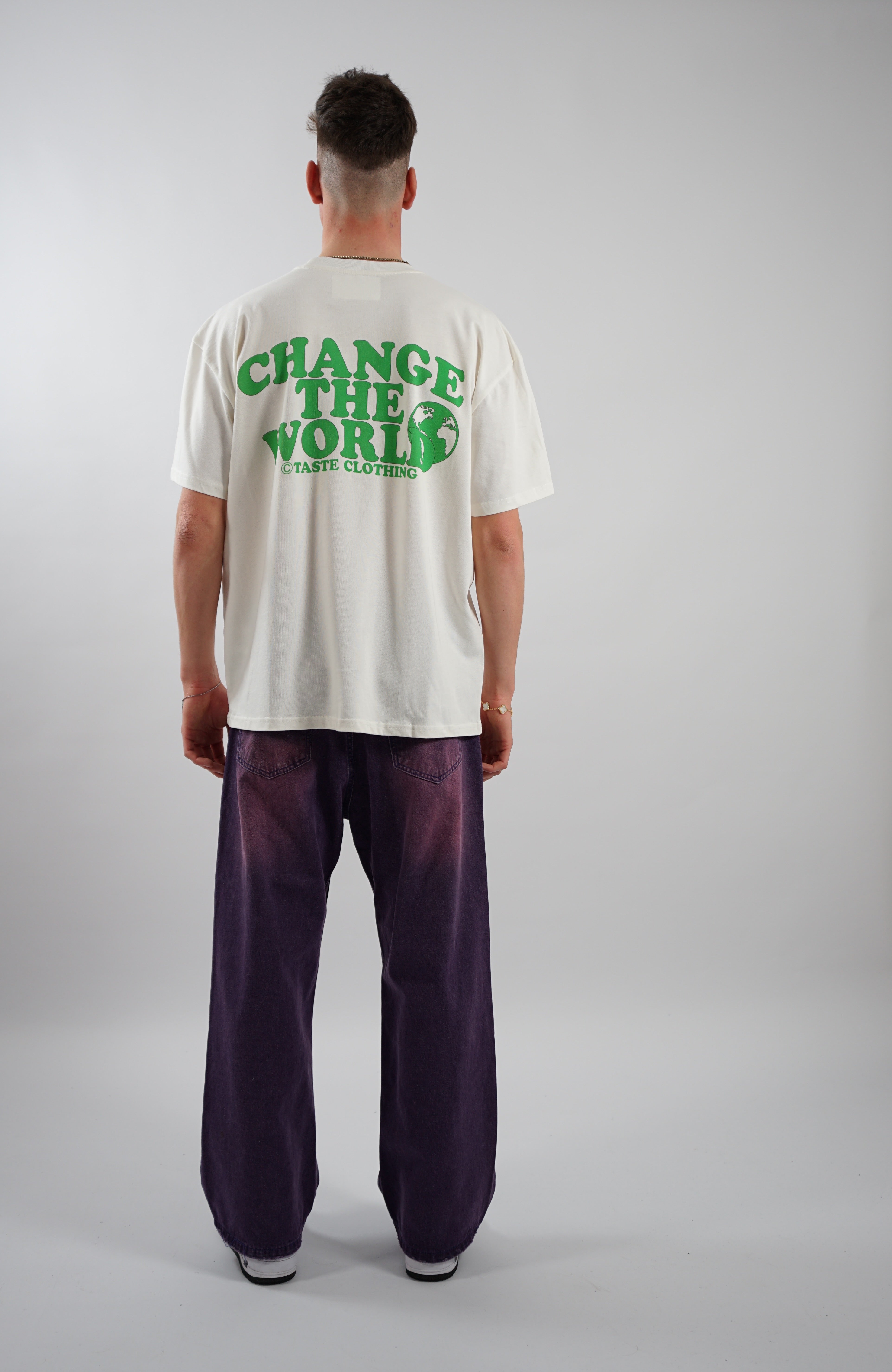 Kaufe deine Vintage und Streetwear Mode bei TASTECLOTHING. Deine Streetwear und Vintage Klamotten, bei uns erhältlich. Wie zum Beispiel CHANCE THE WORLD Oversized Shirt T-Shirt .