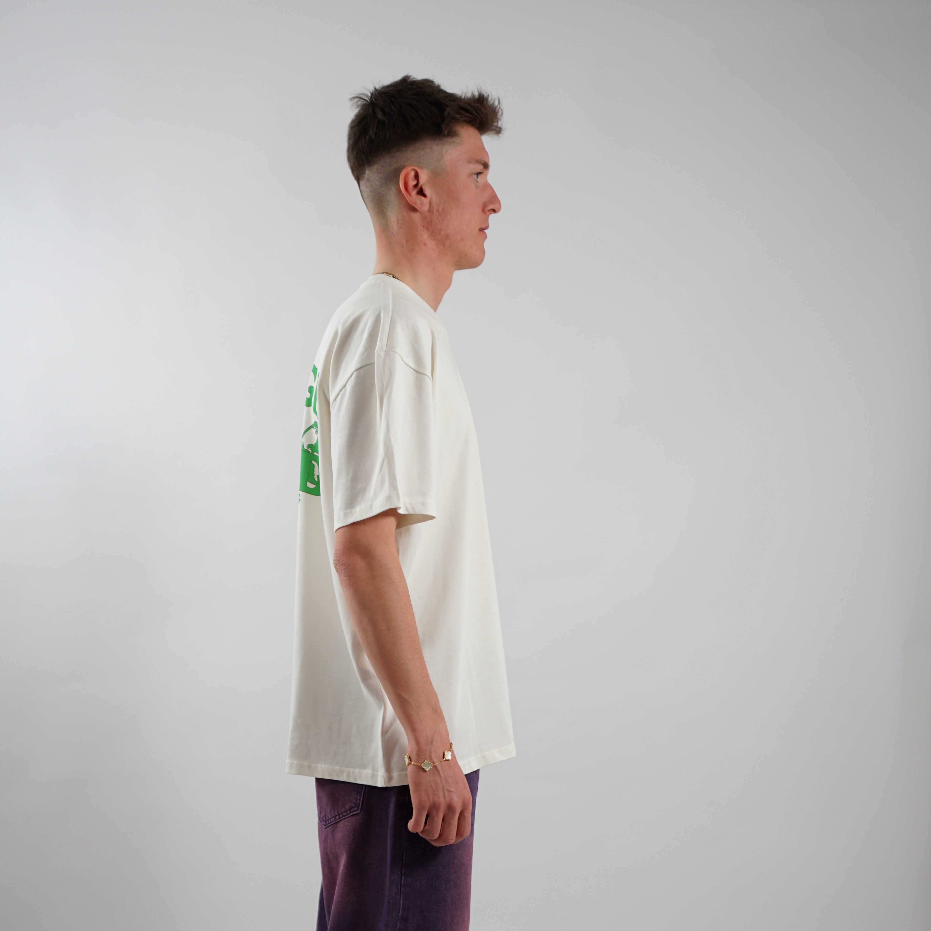 Kaufe deine Vintage und Streetwear Mode bei TASTECLOTHING. Deine Streetwear und Vintage Klamotten, bei uns erhältlich. Wie zum Beispiel CHANCE THE WORLD Oversized Shirt T-Shirt .