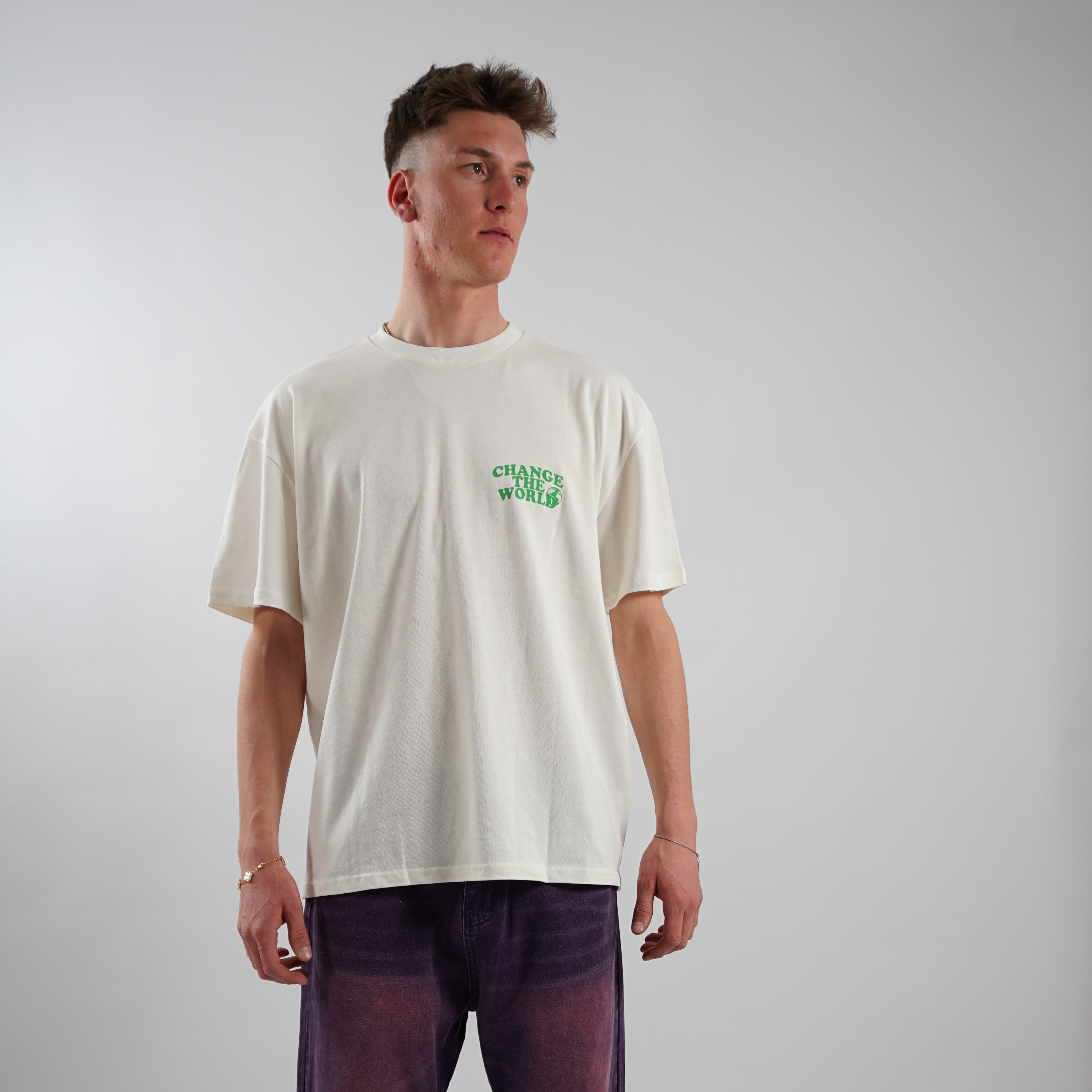 Kaufe deine Vintage und Streetwear Mode bei TASTECLOTHING. Deine Streetwear und Vintage Klamotten, bei uns erhältlich. Wie zum Beispiel CHANCE THE WORLD Oversized Shirt T-Shirt .